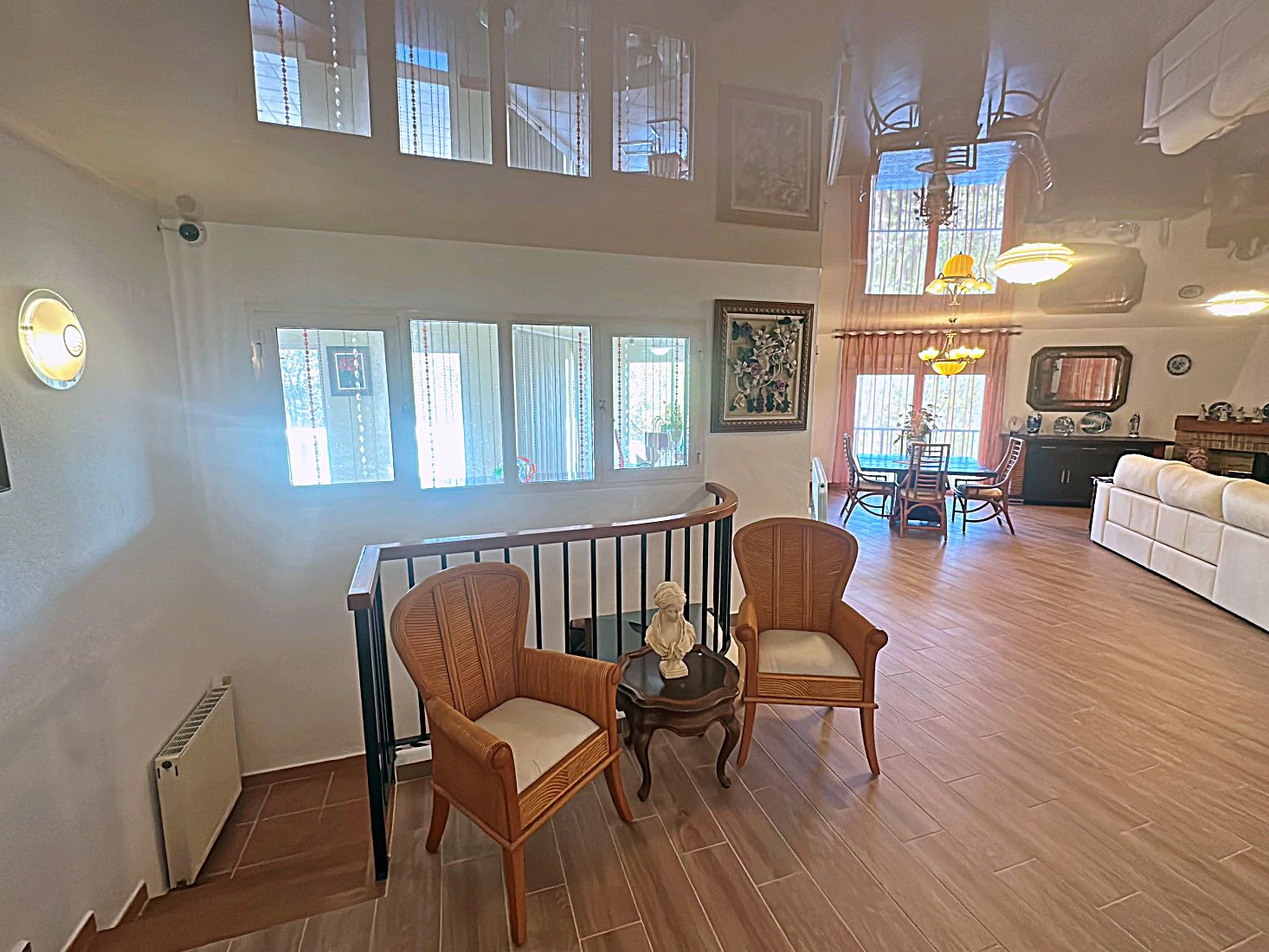 Magnifique villa indépendante avec vue panoramique, beau jardin et beaucoup de possibilités (location ou résidence permanente), absolument idyllique.