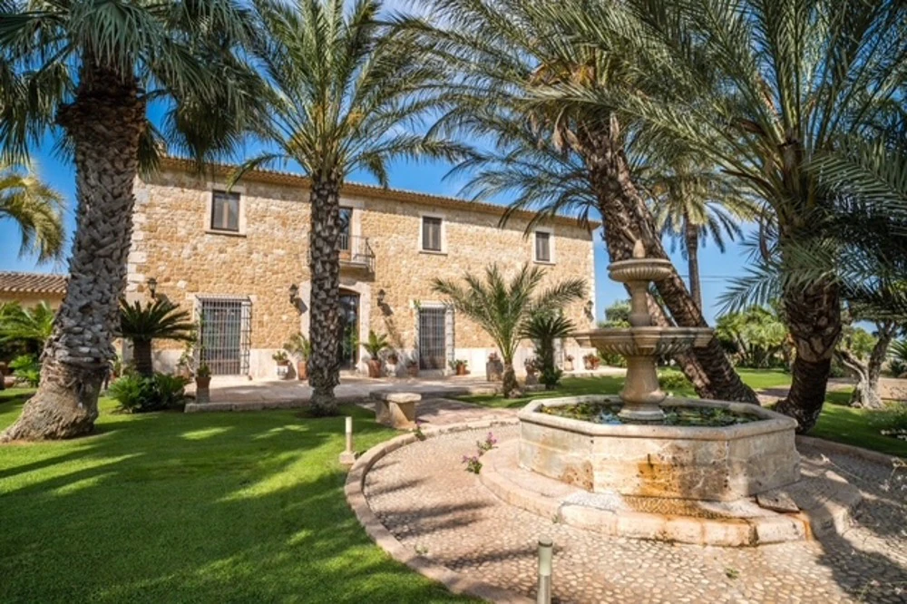 Propriété avec parcelle de 20 000 m à Denia