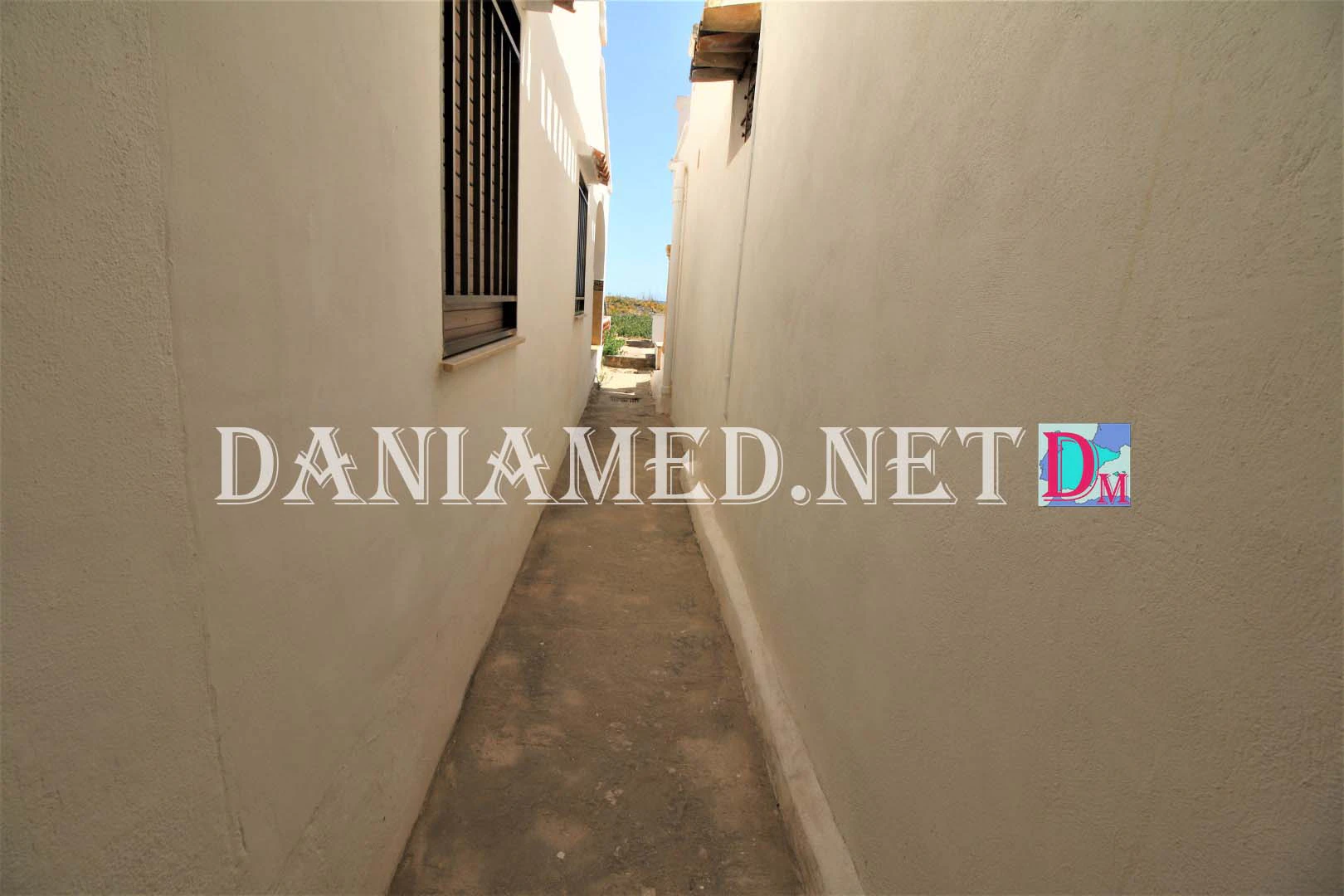 Costaplaya - Encantadora Casa de Playa en Primera Línea en Deveses, Dénia