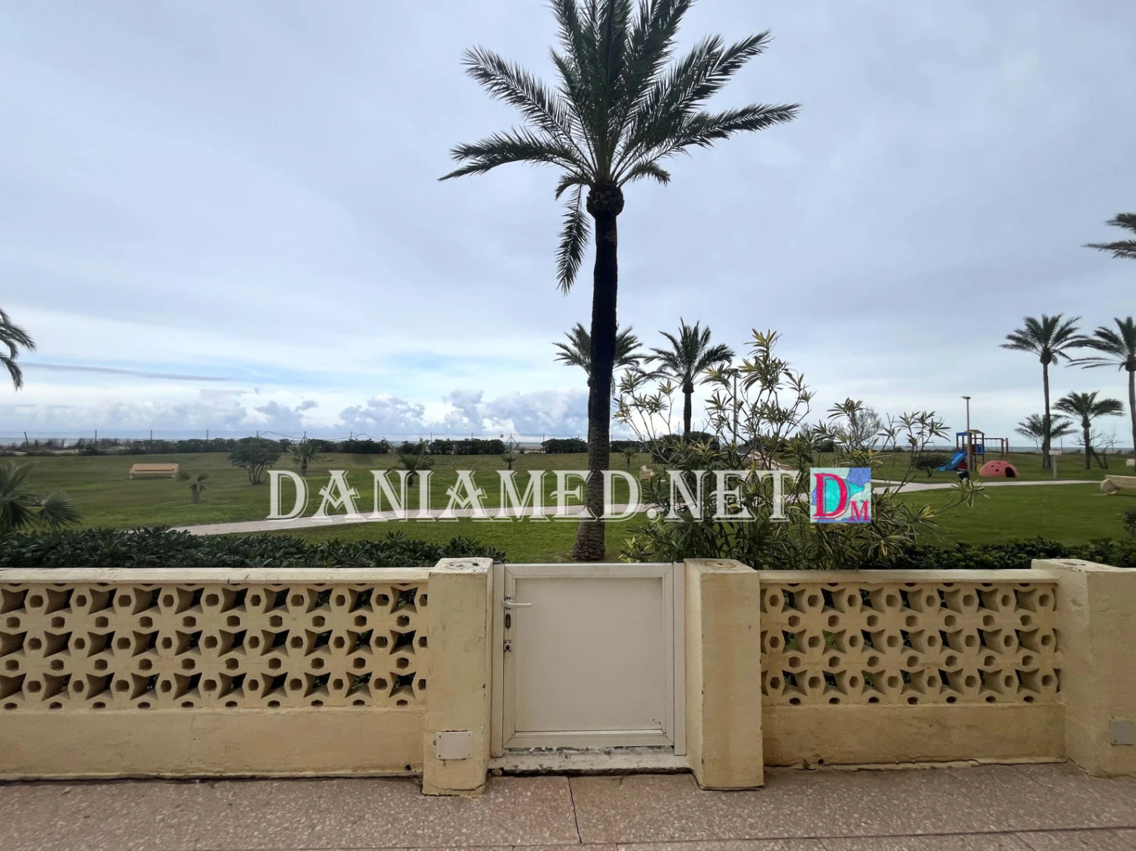 Planta baja en primera línea de playa en Dénia