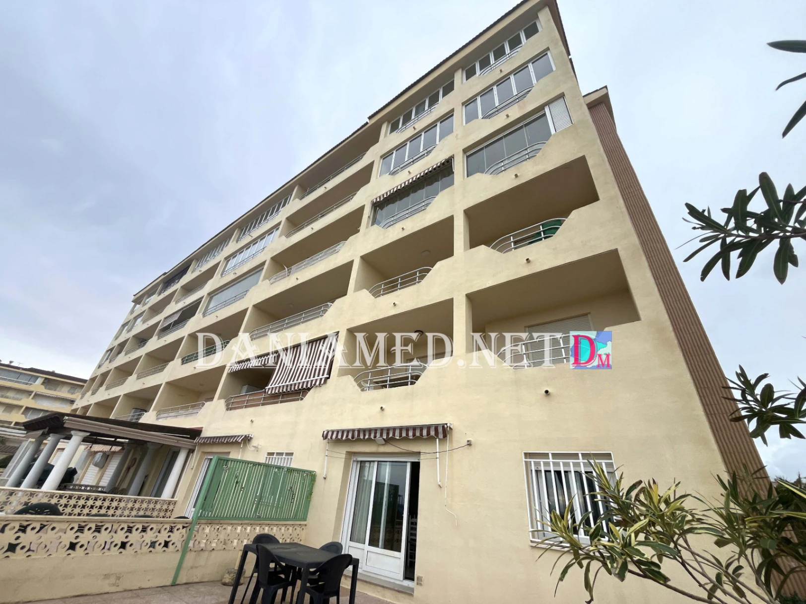 Planta baja en primera línea de playa en Dénia