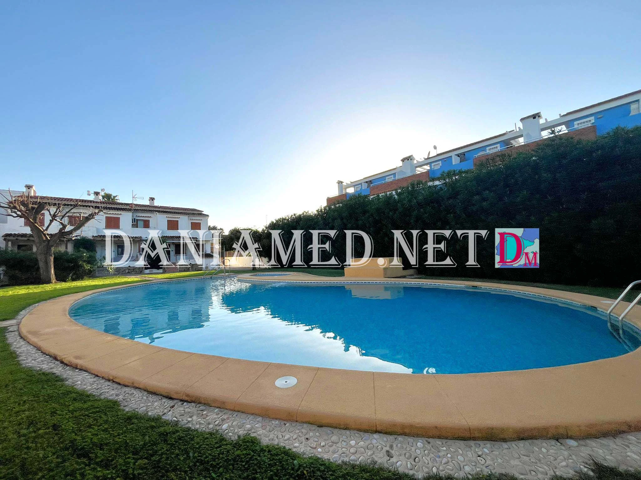 Precioso Adosado Esquinero en Els Poblets — ¡A solo 100 metros de la Playa Almadraba!