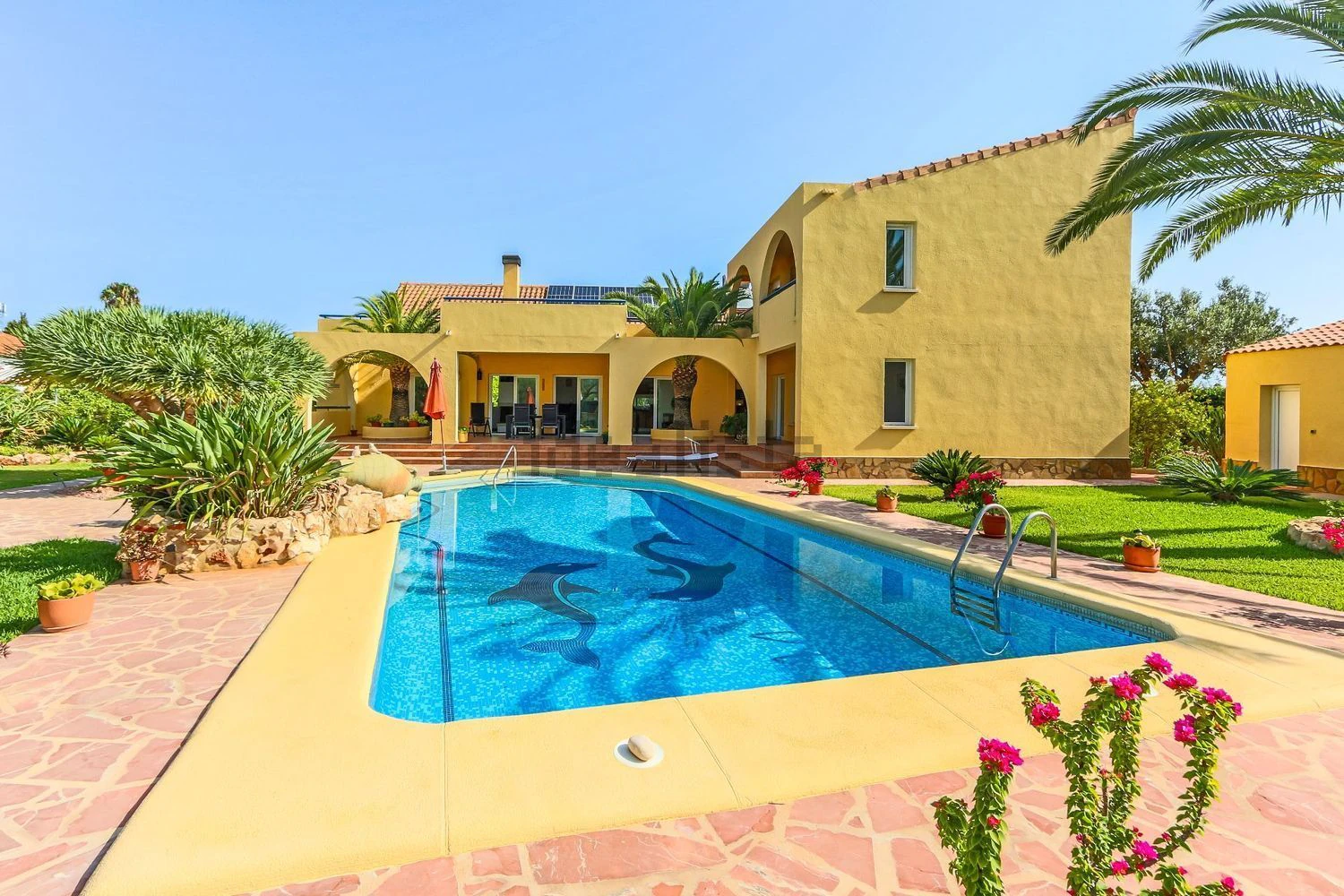 Azurillo - Modern chalet just 200 meters from Almadrava beach.