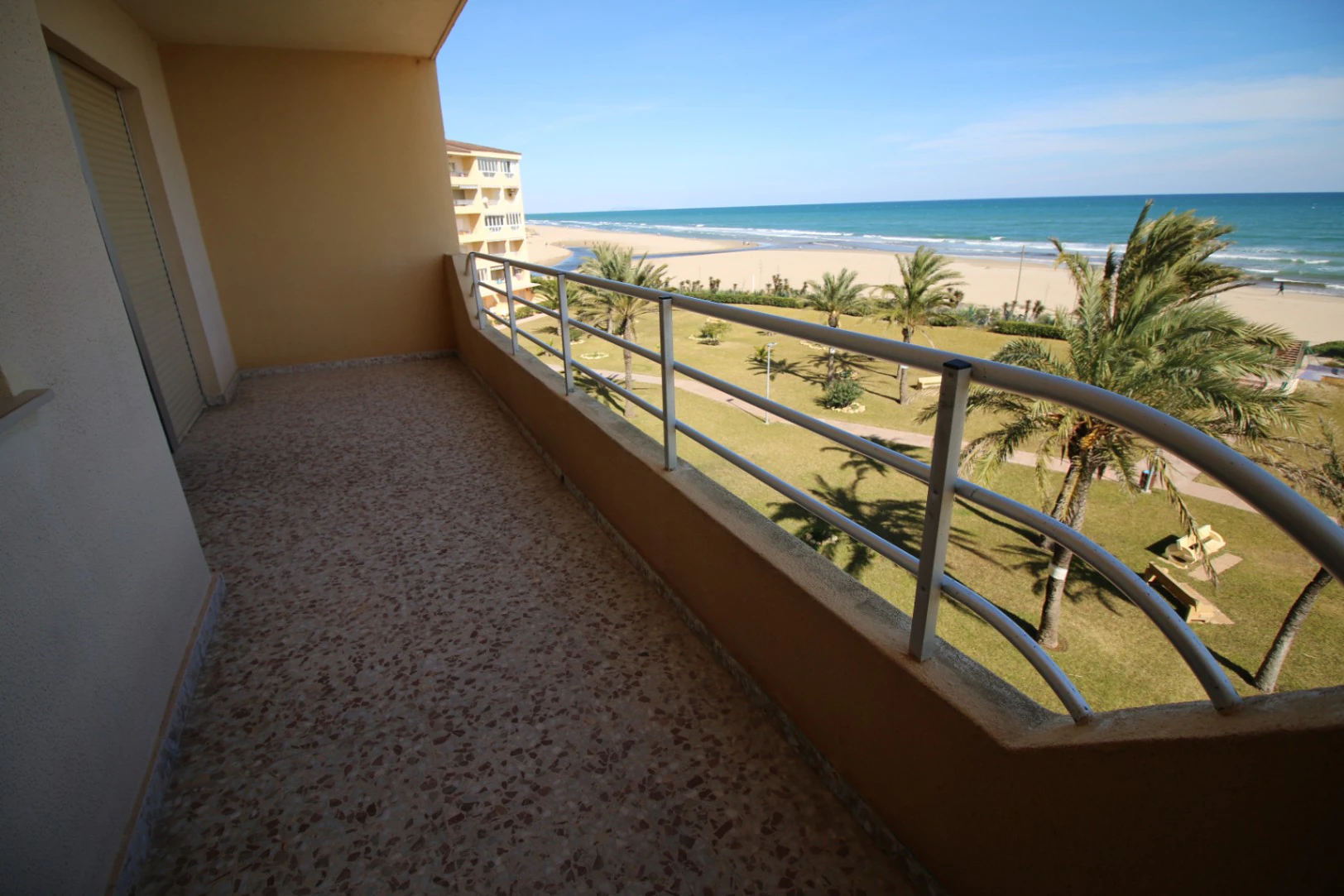 KarenRacons - Apartamento en primera línea de playa Deveses