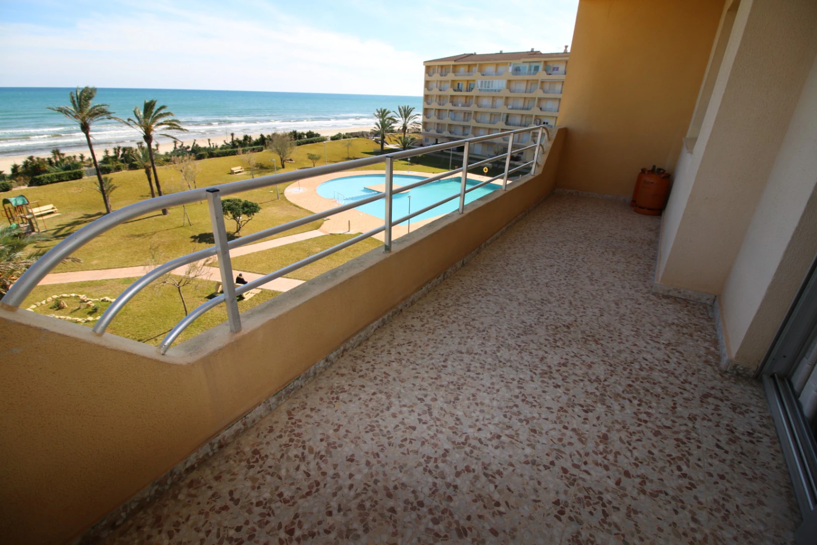 KarenRacons - Apartamento en primera línea de playa Deveses