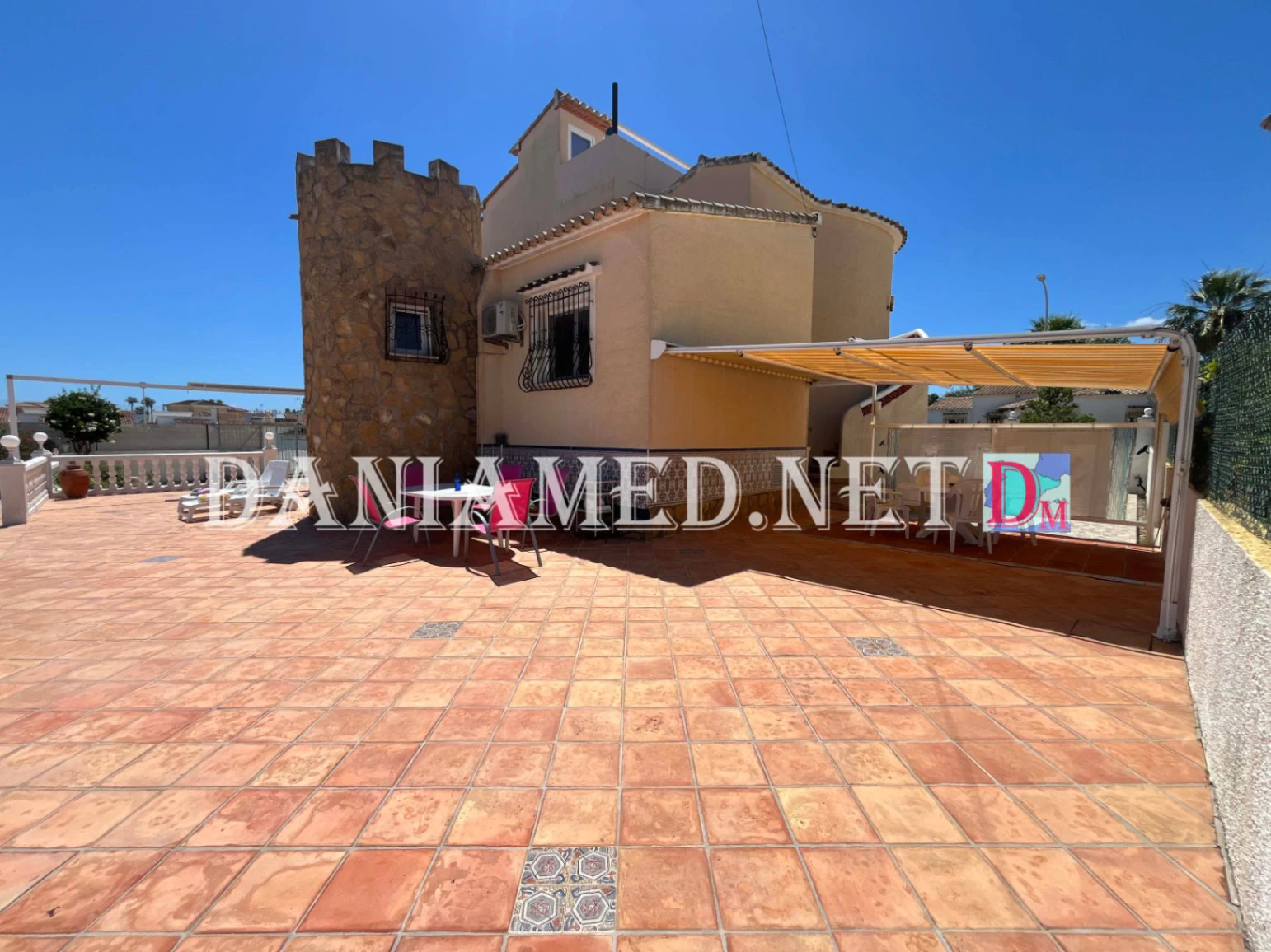 VillaRobert - Chalet de luxe avec court de tennis privé à seulement 360 m de la plage de l'Almadraba