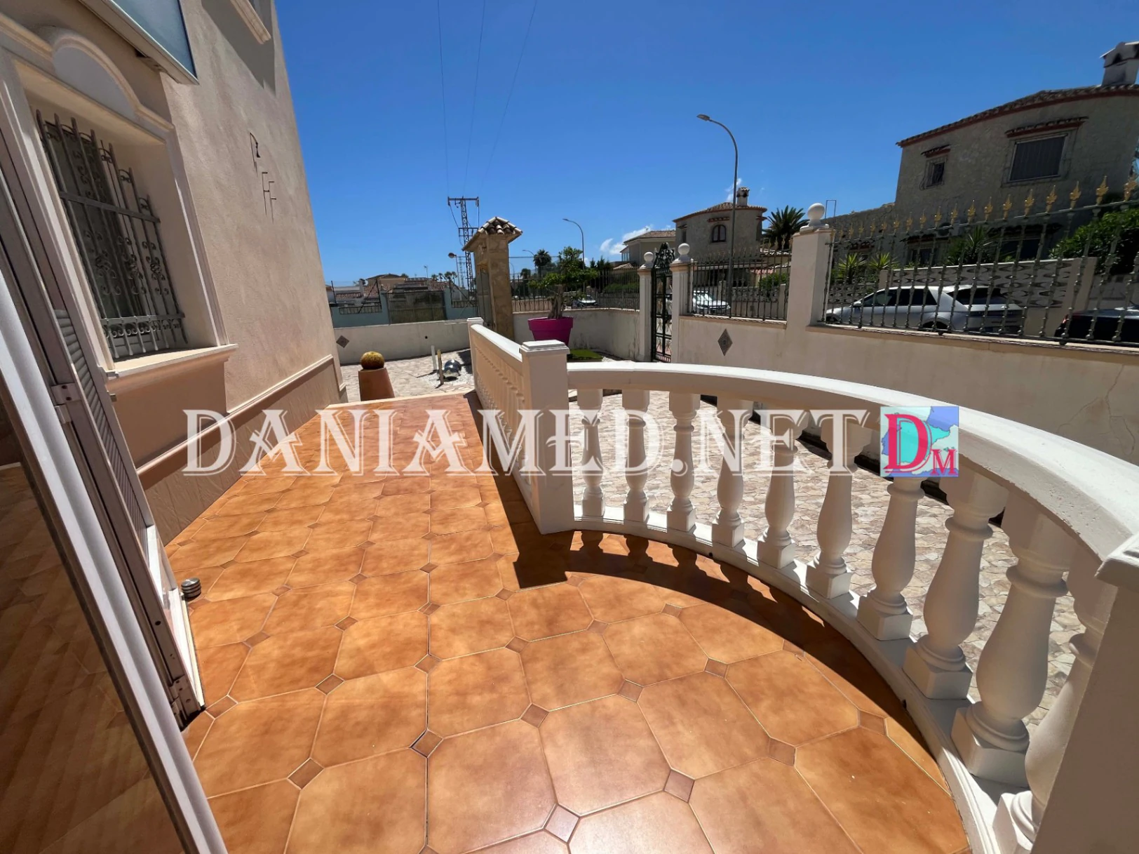 VillaRobert - Chalet de lujo con pista de tenis privada a solo 360m de la Playa de la Almadraba