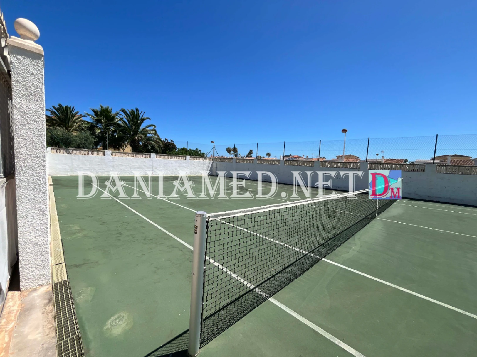 VillaRobert - Chalet de lujo con pista de tenis privada a solo 360m de la Playa de la Almadraba