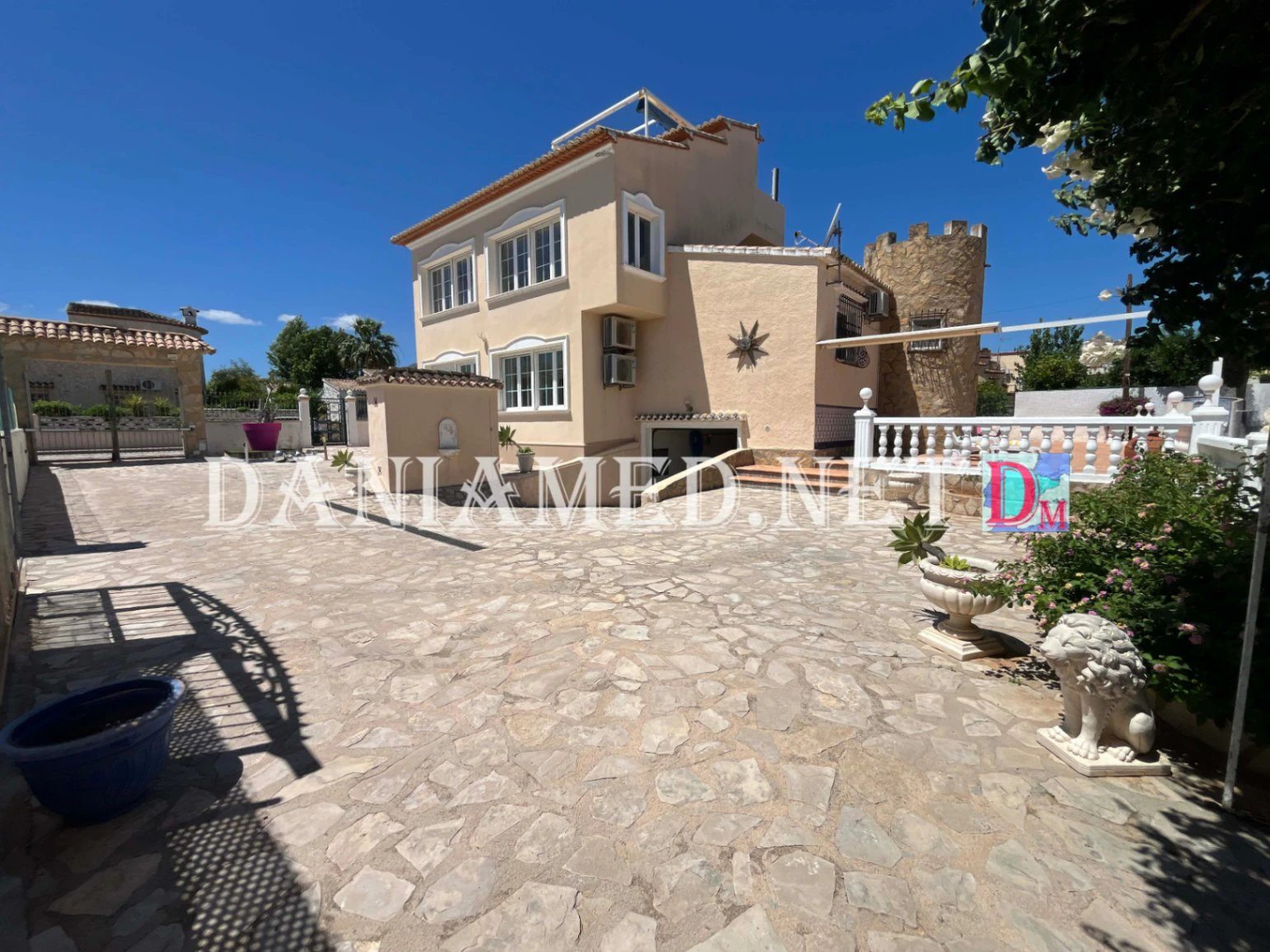VillaRobert - Chalet de lujo con pista de tenis privada a solo 360m de la Playa de la Almadraba