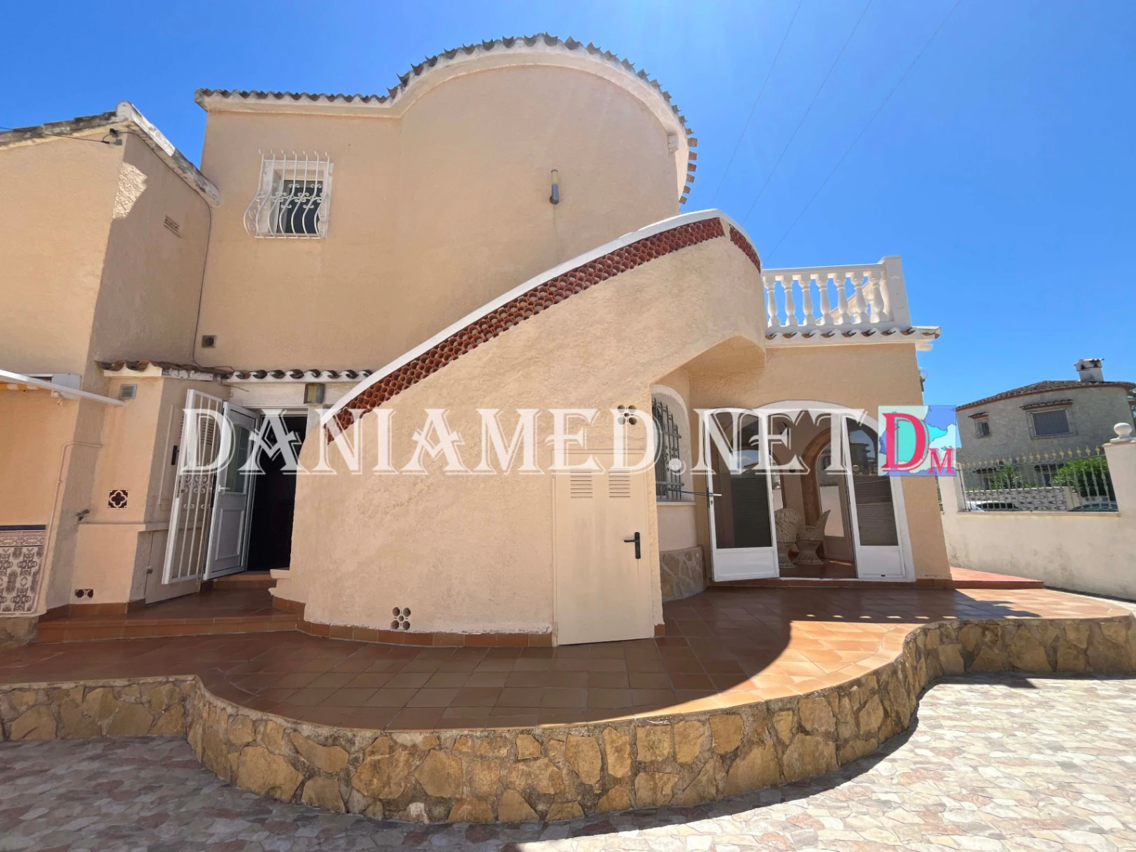 VillaRobert - Chalet de lujo con pista de tenis privada a solo 360m de la Playa de la Almadraba