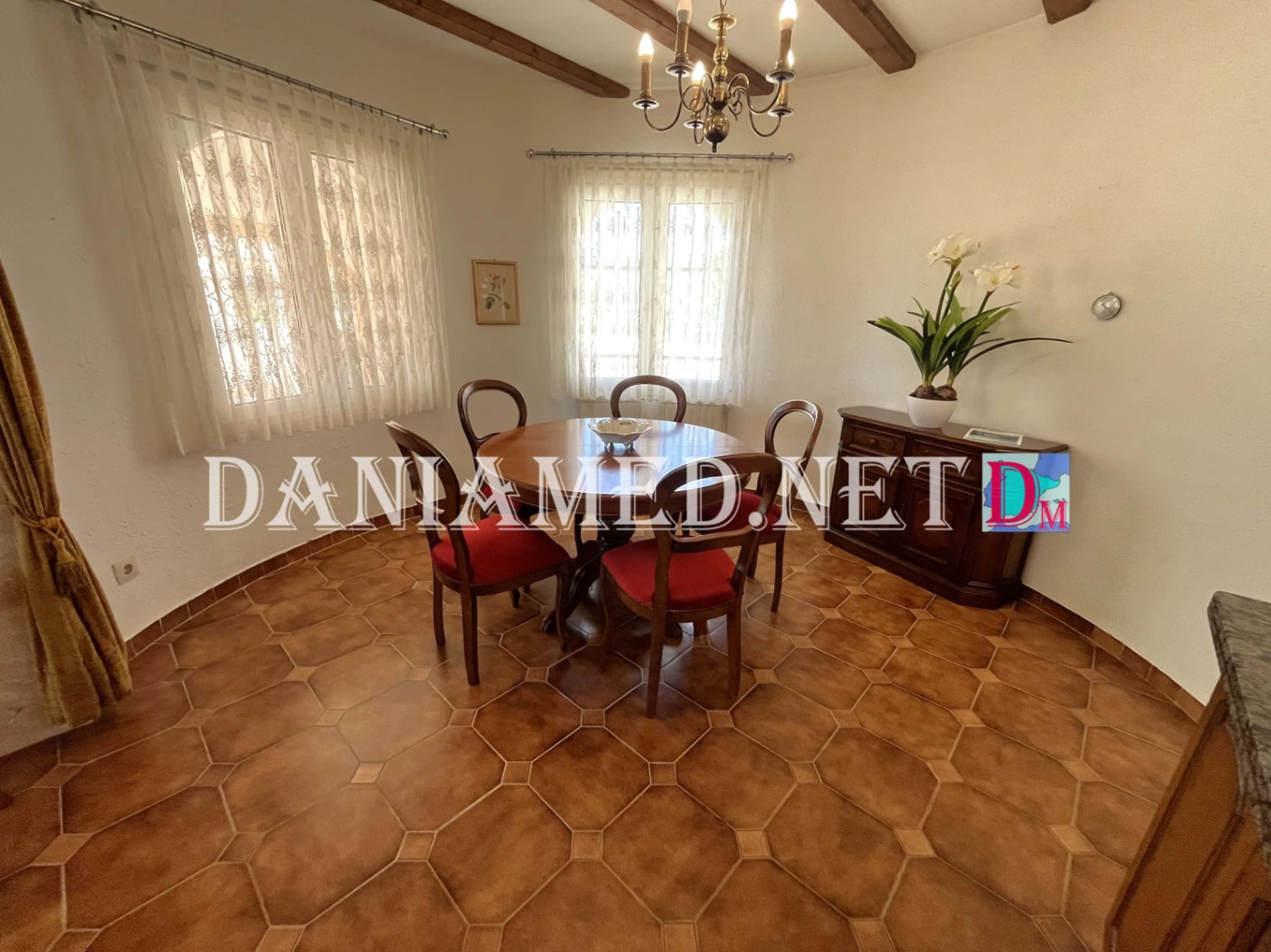 VillaRobert - Chalet de lujo con pista de tenis privada a solo 360m de la Playa de la Almadraba