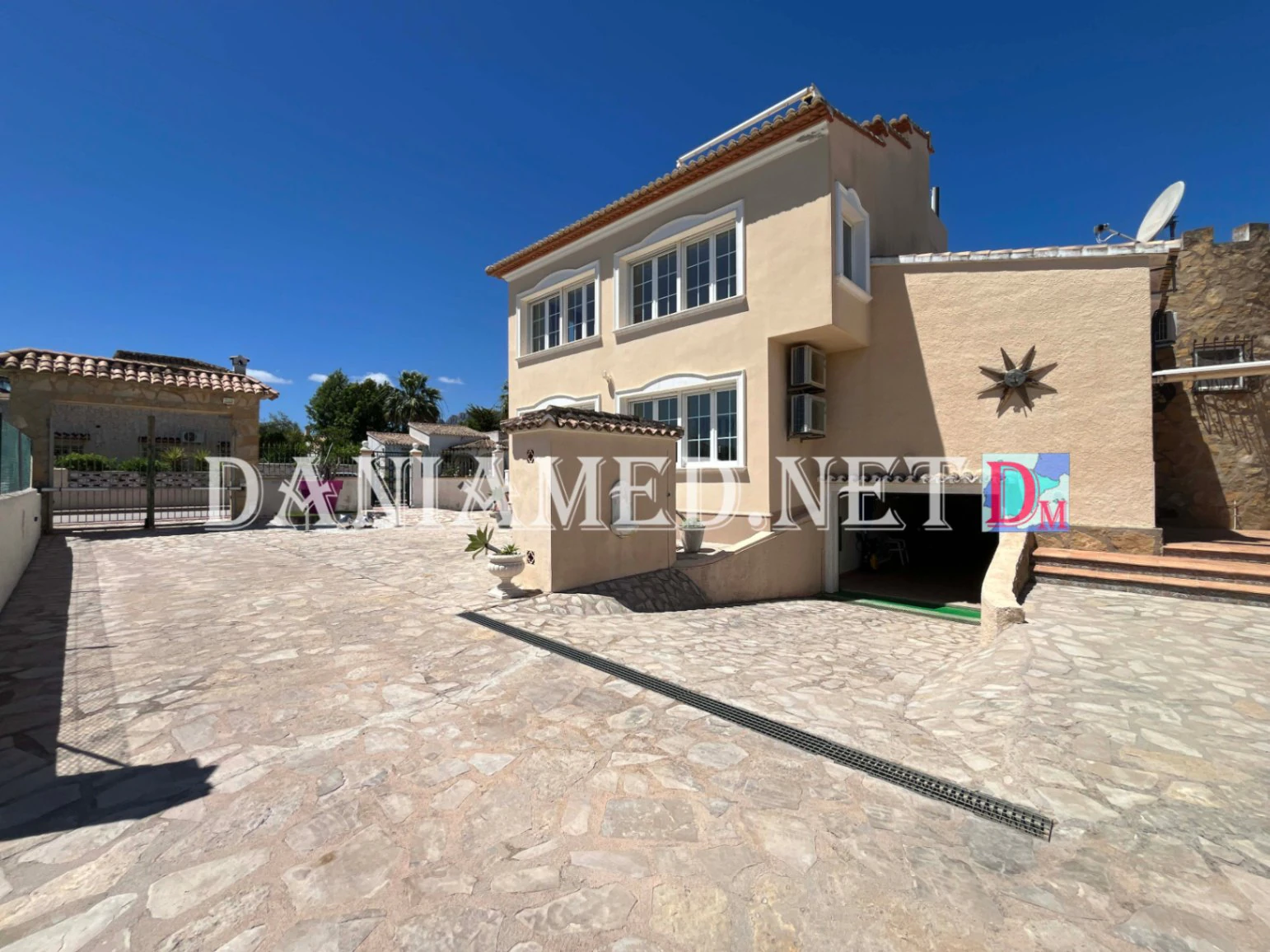 VillaRobert - Chalet de lujo con pista de tenis privada a solo 360m de la Playa de la Almadraba