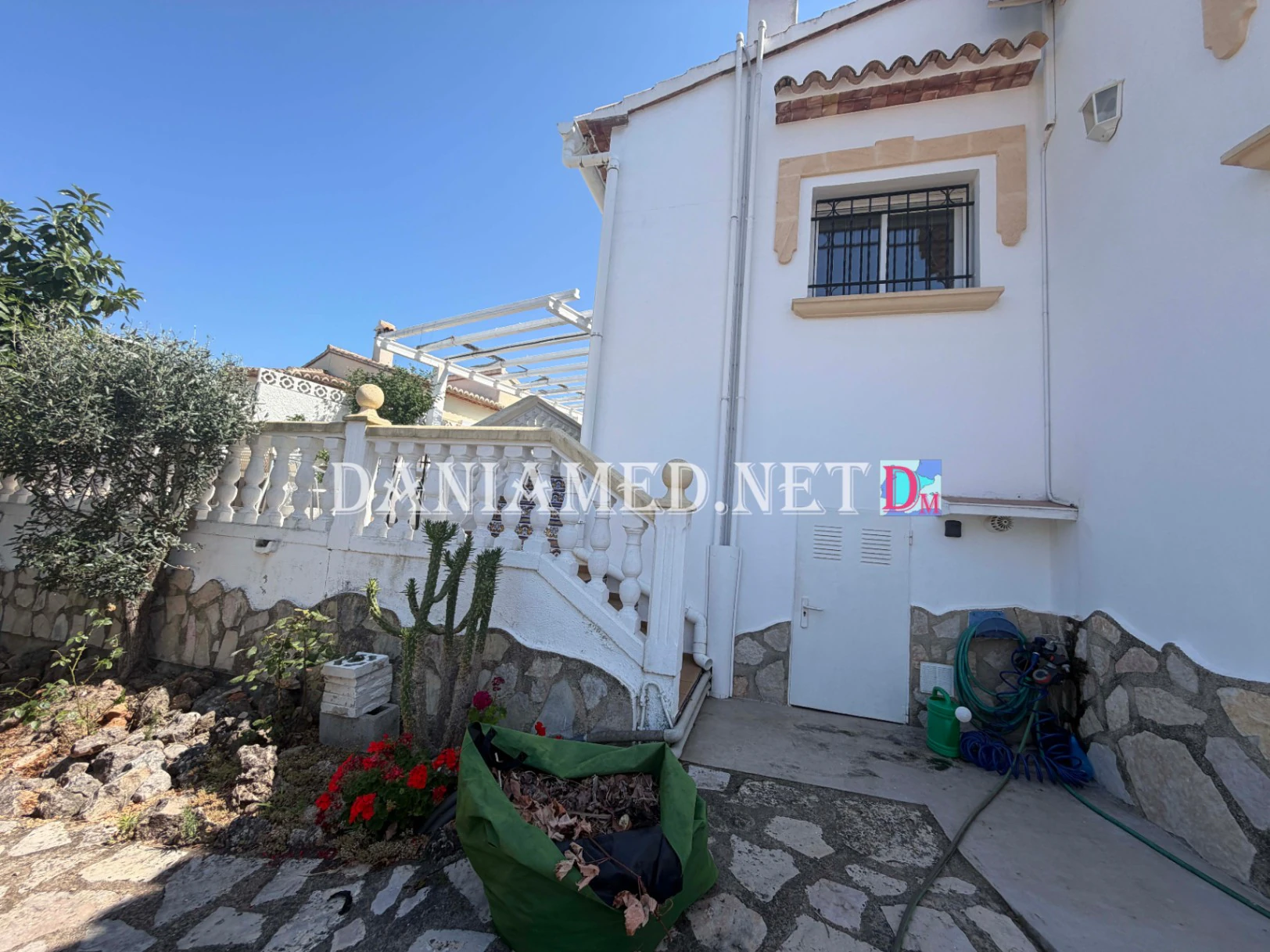 Montejune2 - Chalet esquinero con piscina privada en El Ràfol d'Almúnia