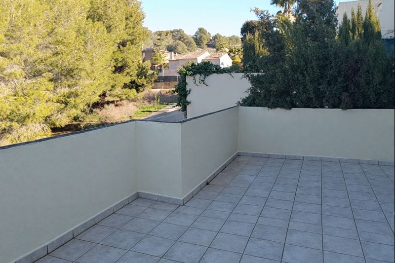 Adosado de 3 dormitorios con jardín, parking y piscina en Calpe