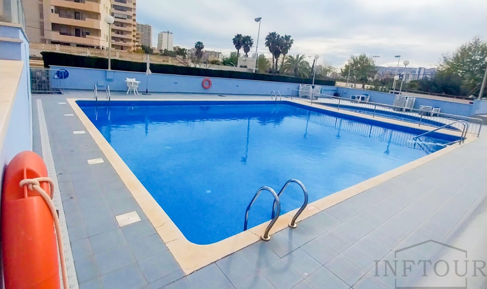 Apartamento en primera línea con 2 dormitorios y vistas al mar en Calpe