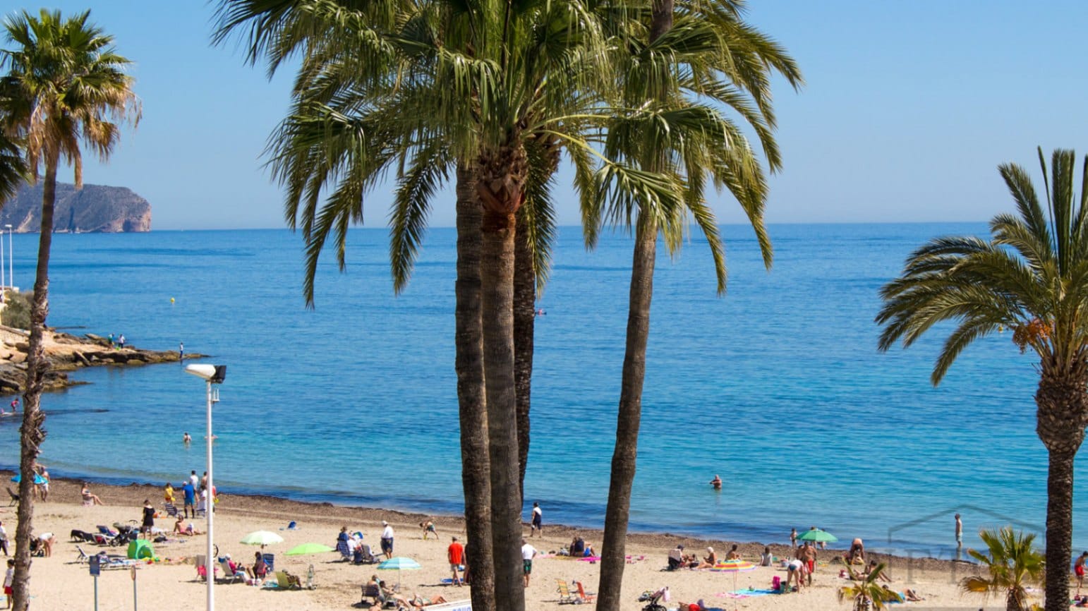Apartamento en primera línea con 2 dormitorios y vistas al mar en Calpe