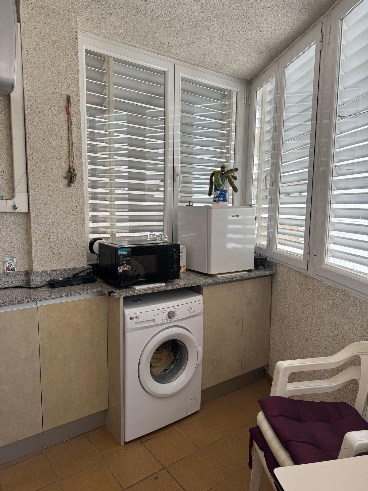 Apartamento en venta de 3 dormitorios y 2 baños, con piscina comunitaria.