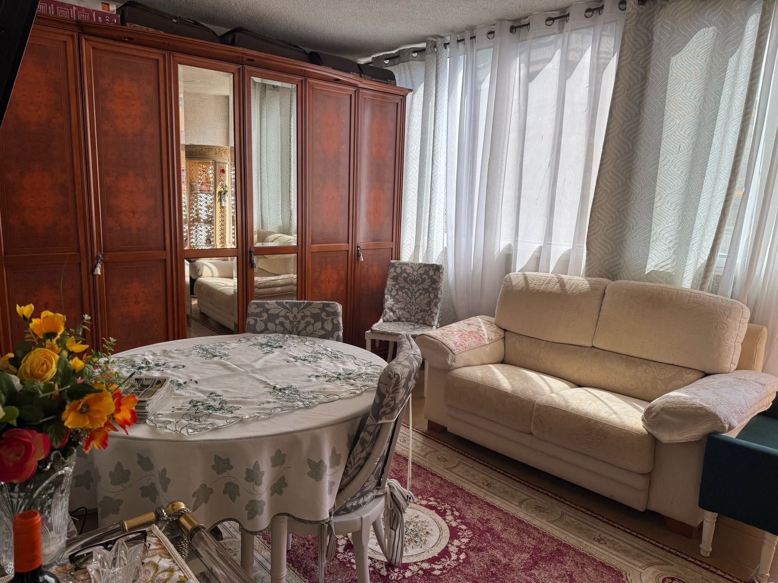 Apartamento en venta de 3 dormitorios y 2 baños, con piscina comunitaria.