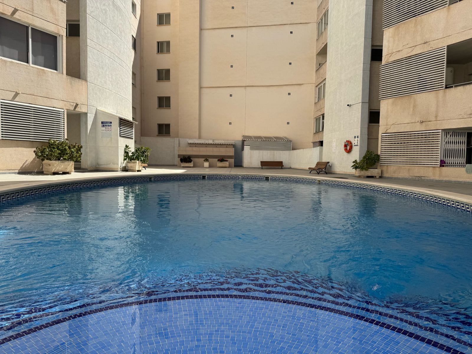 Apartamento en venta de 3 dormitorios y 2 baños, con piscina comunitaria.