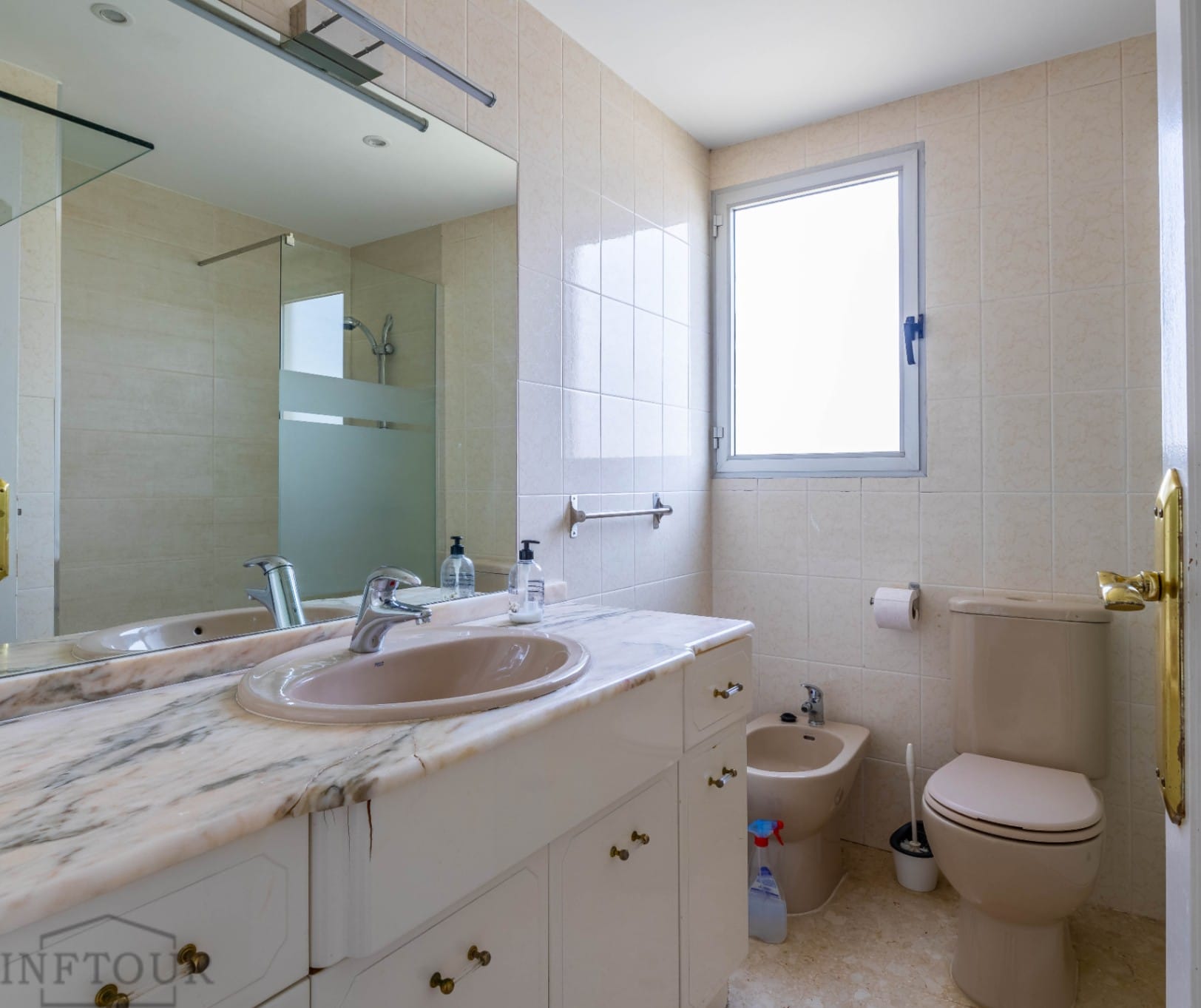 Apartamento con vistas al mar y la montaña en zona céntrica y tranquila de Calpe, con 2 dormitorios y piscina