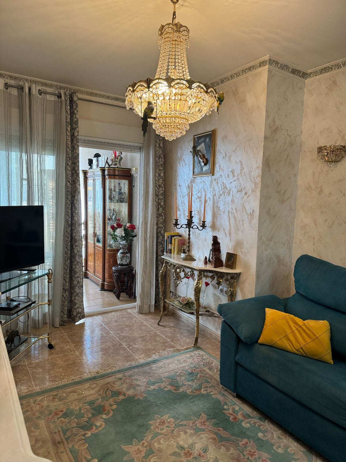 Apartamento en venta de 3 dormitorios y 2 baños, con piscina comunitaria.