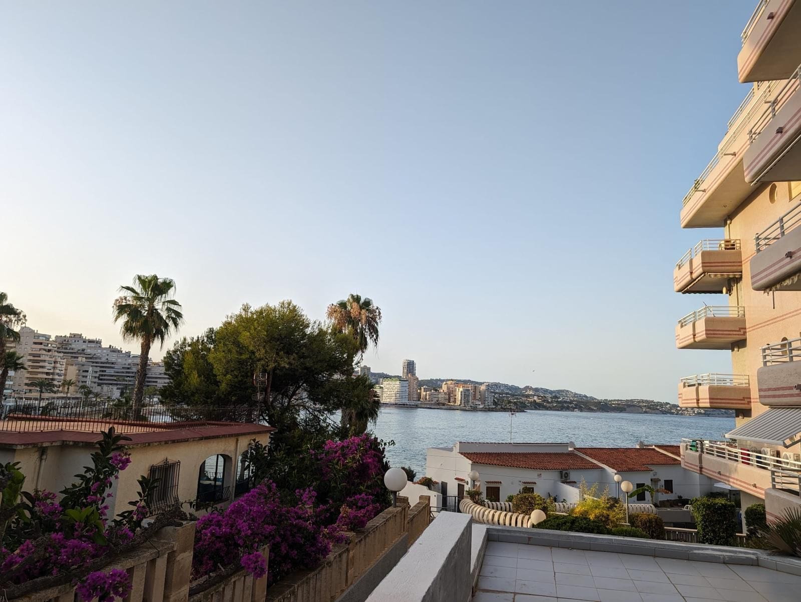 Amplio apartamento en primera línea de playa, Calpe