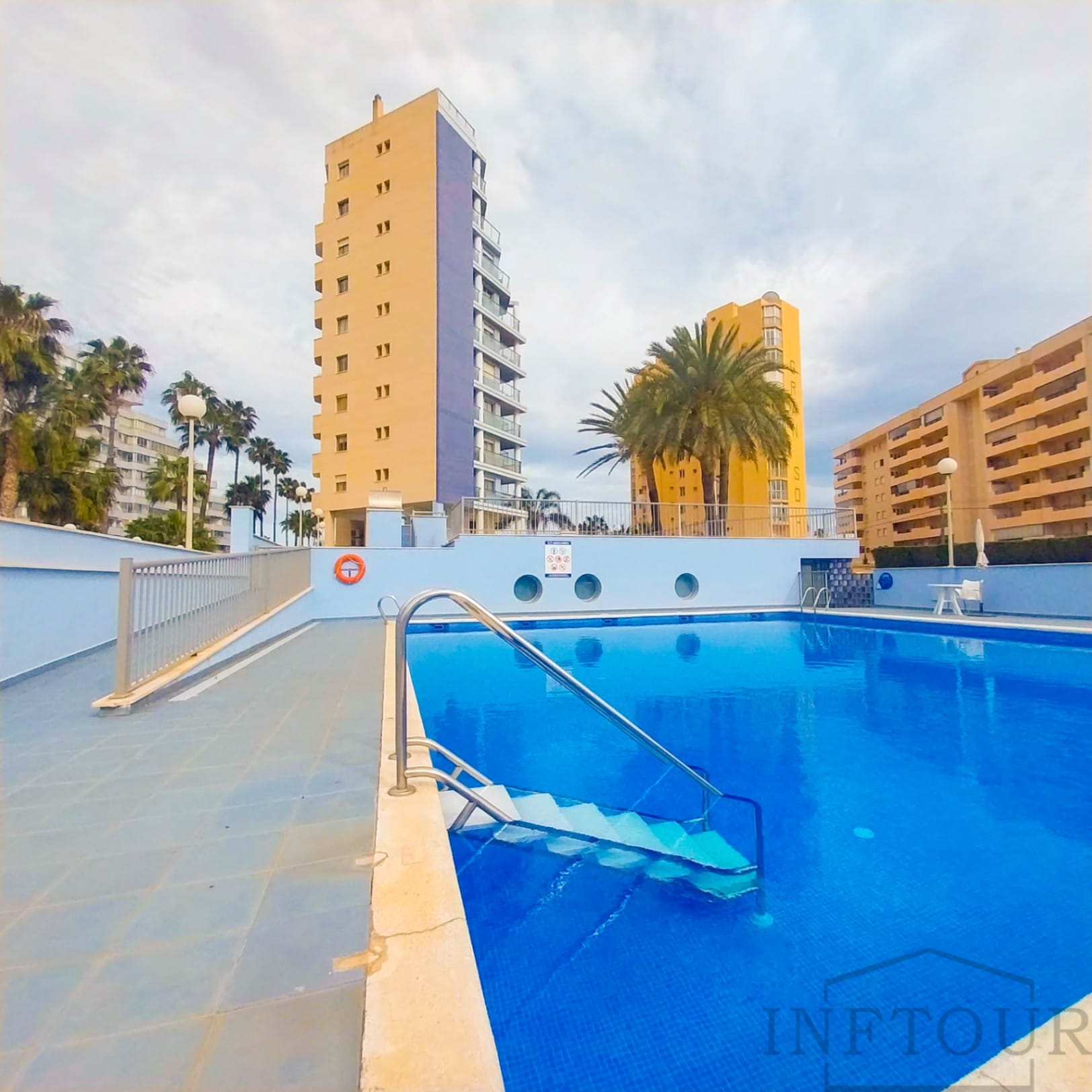 Apartamento en primera línea con 2 dormitorios y vistas al mar en Calpe