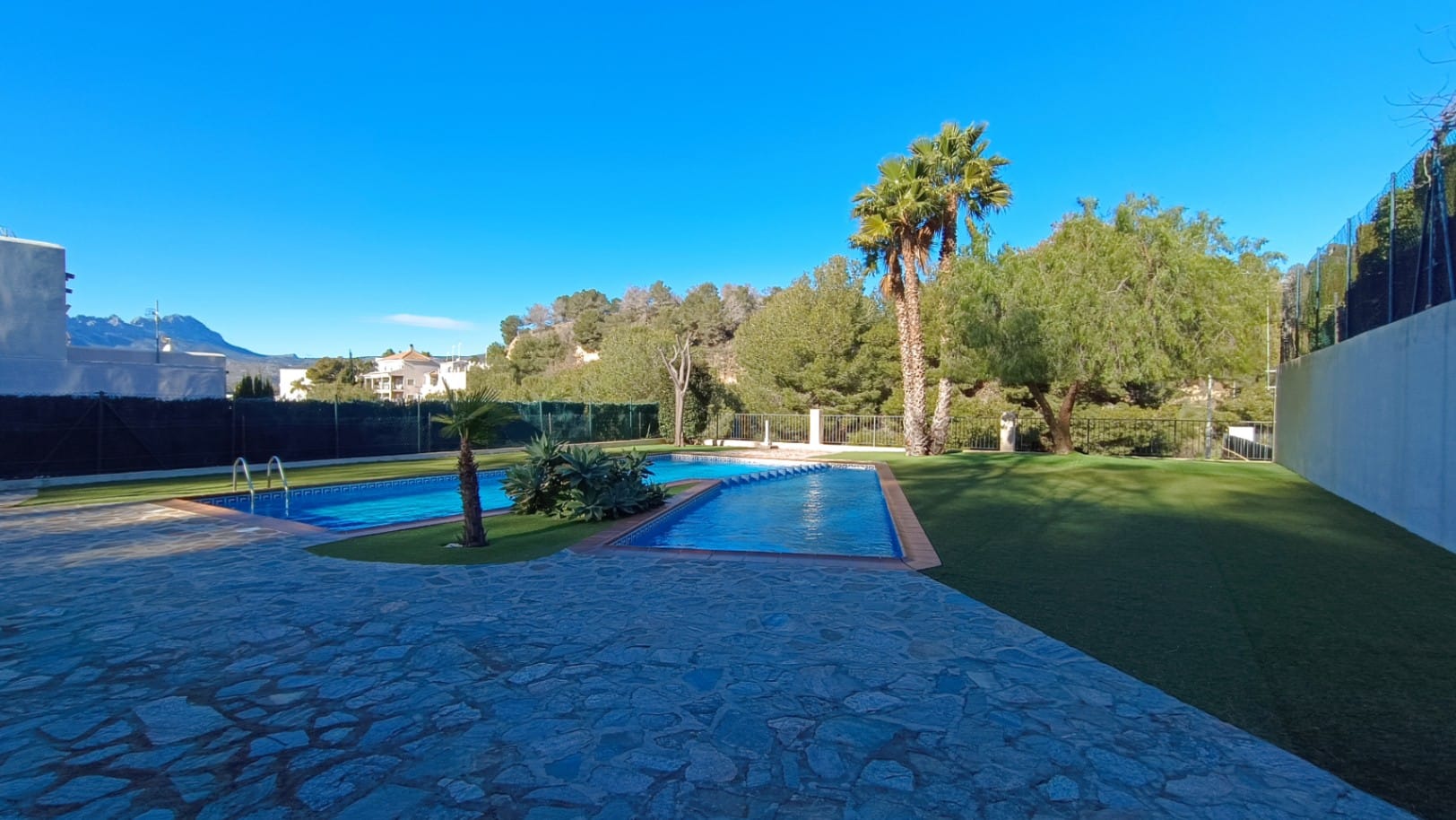 Adosado de 3 dormitorios con jardín, parking y piscina en Calpe