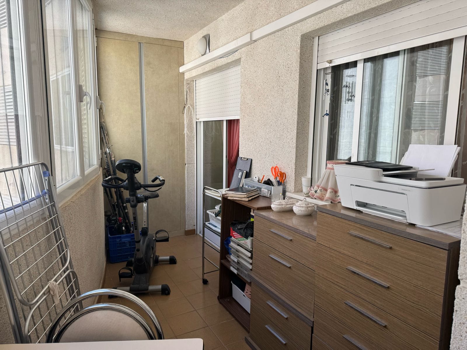 Apartamento en venta de 3 dormitorios y 2 baños, con piscina comunitaria.