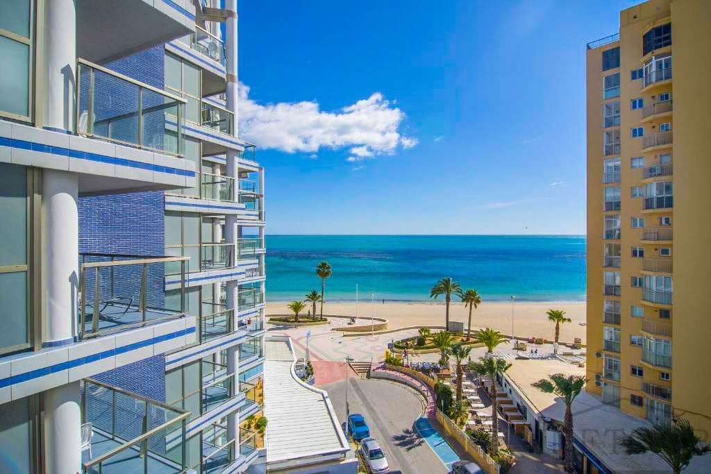 2887 - Apartamento en primera línea con 2 dormitorios y vistas al mar en Calpe