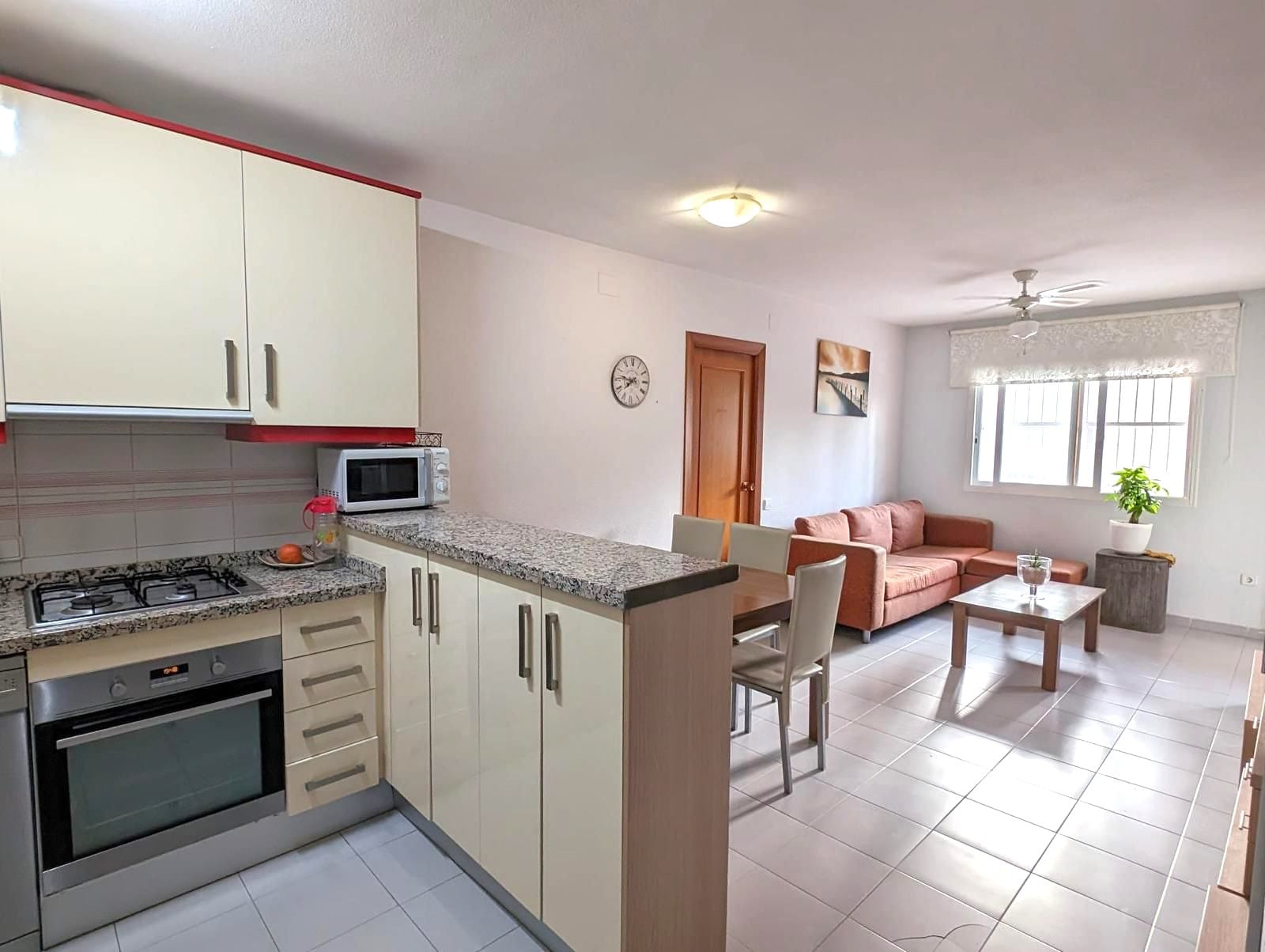 Amplio apartamento en primera línea de playa, Calpe