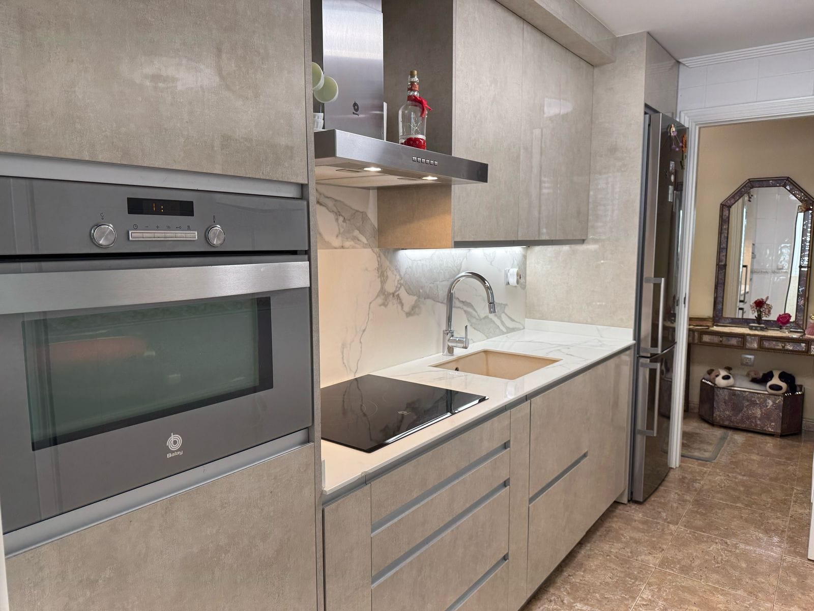Apartamento en venta de 3 dormitorios y 2 baños, con piscina comunitaria.