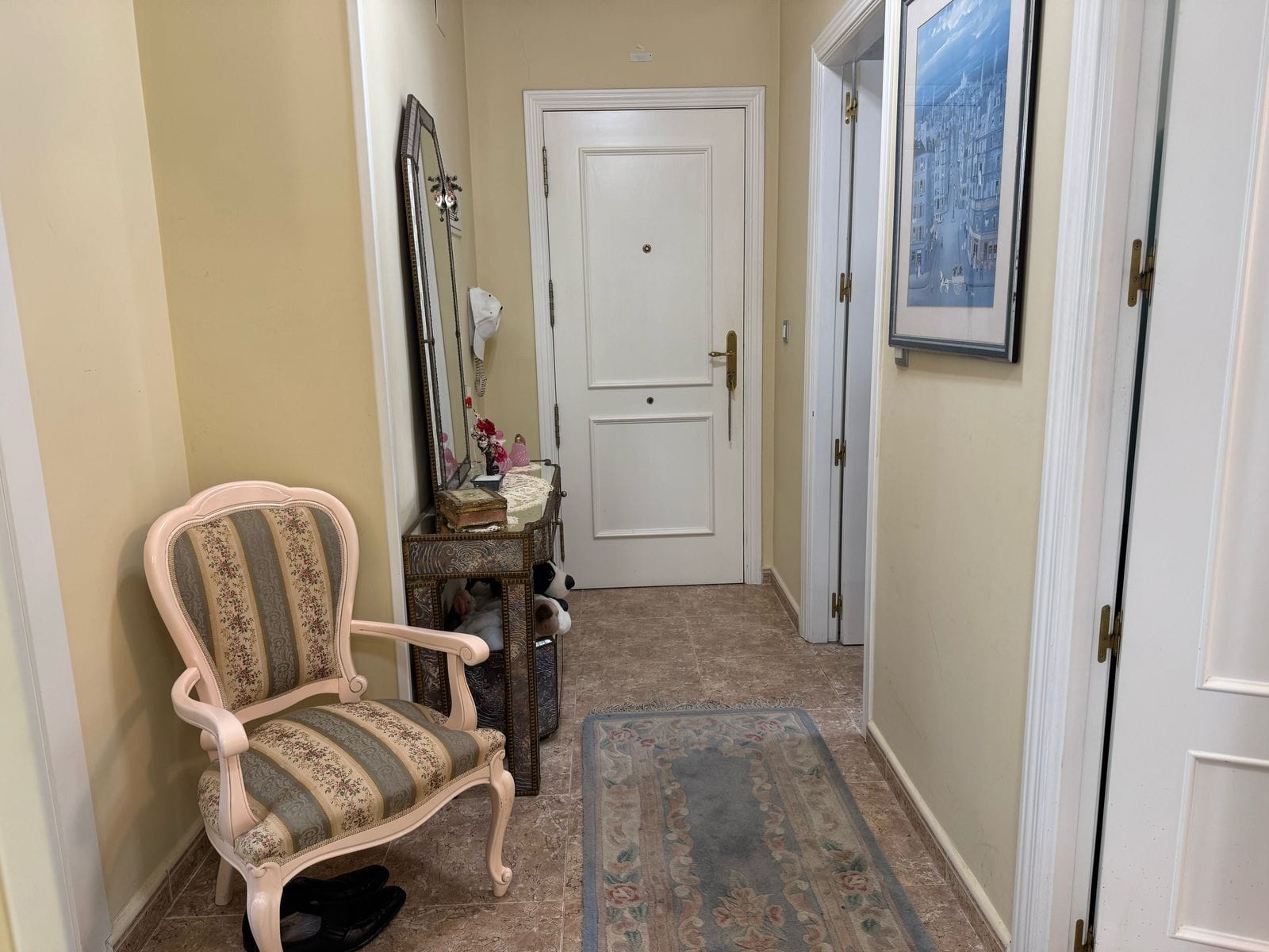 Apartamento en venta de 3 dormitorios y 2 baños, con piscina comunitaria.
