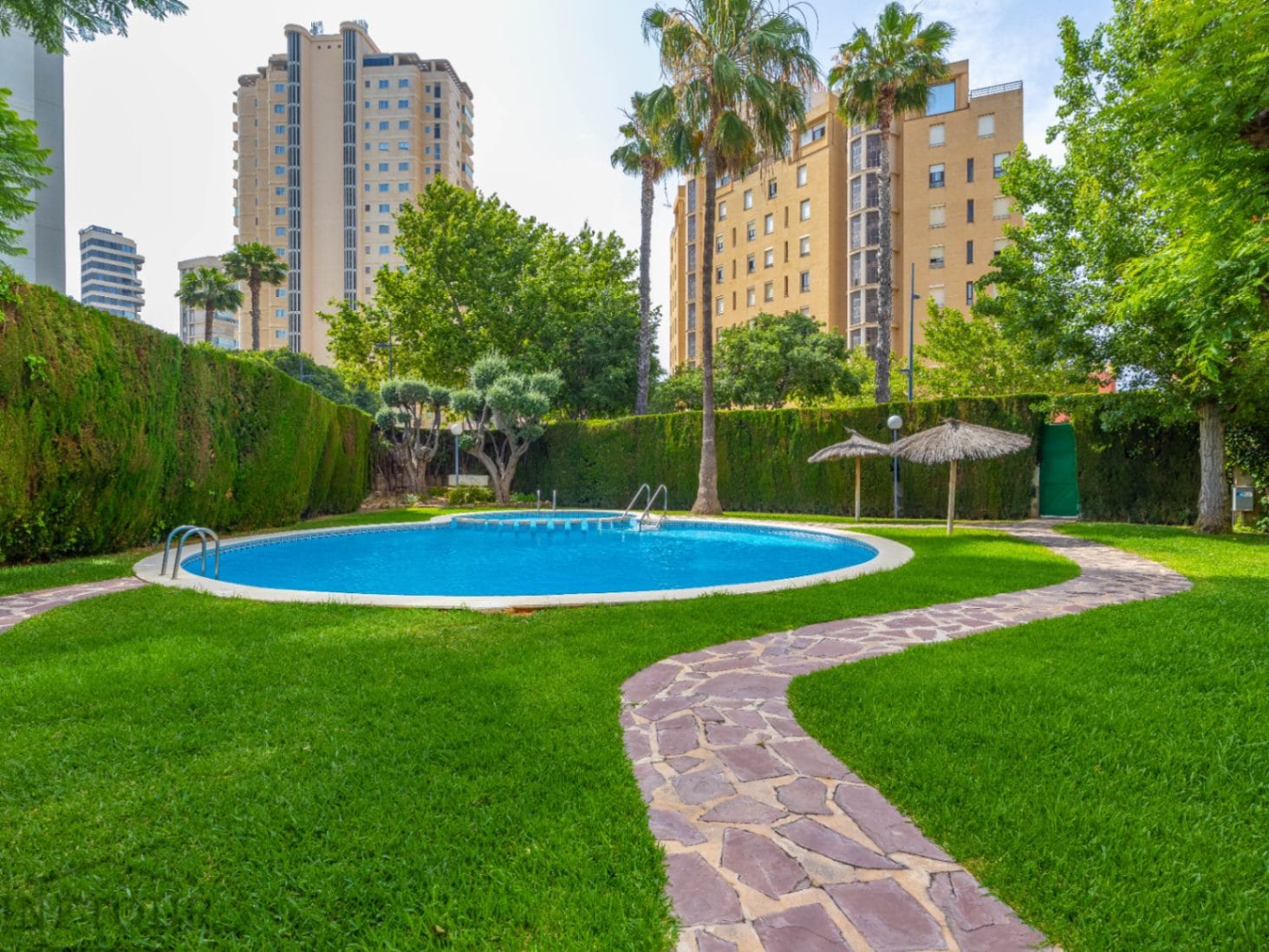 Apartamento con vistas al mar y la montaña en zona céntrica y tranquila de Calpe, con 2 dormitorios y piscina