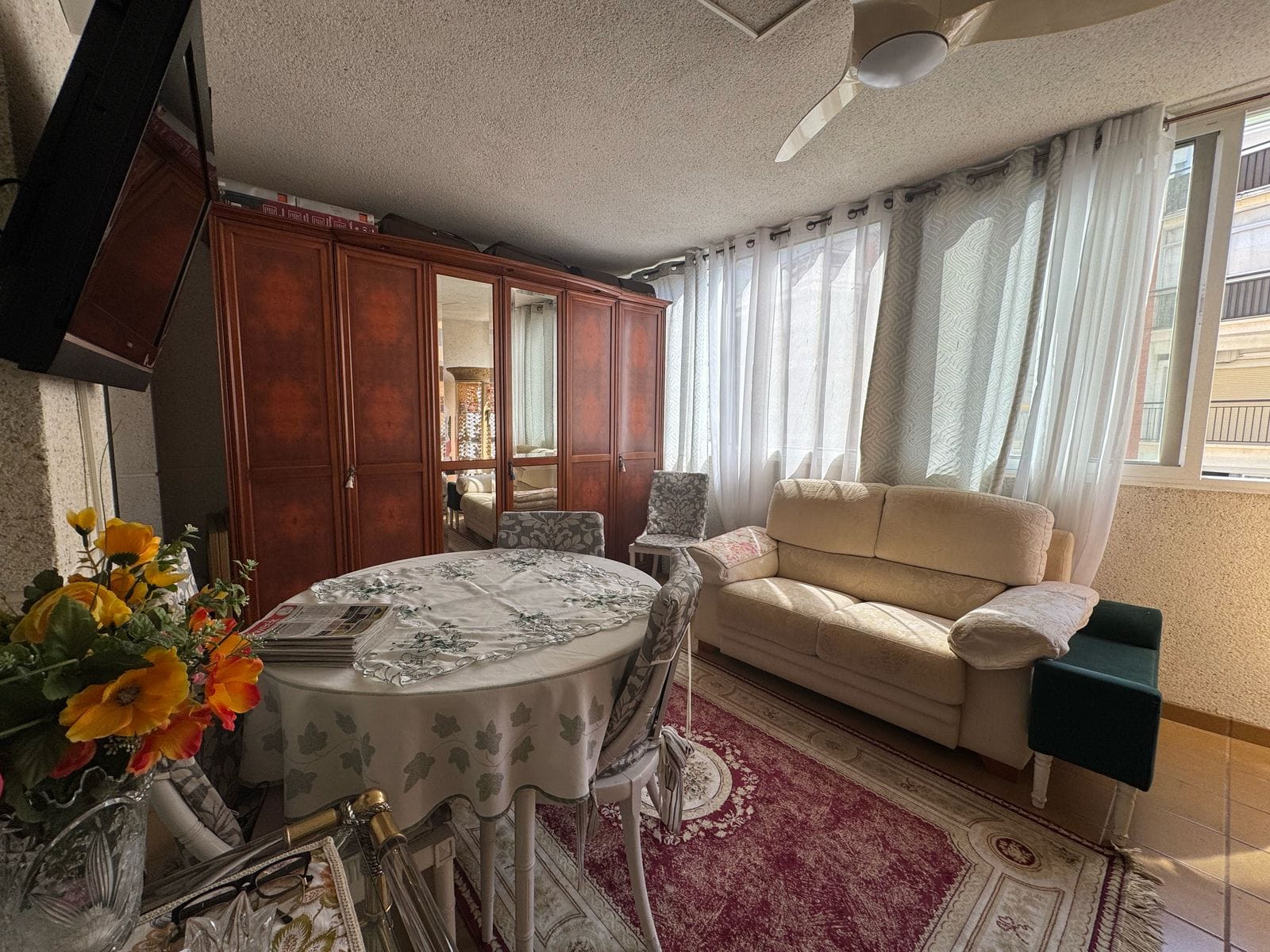 Apartamento en venta de 3 dormitorios y 2 baños, con piscina comunitaria.