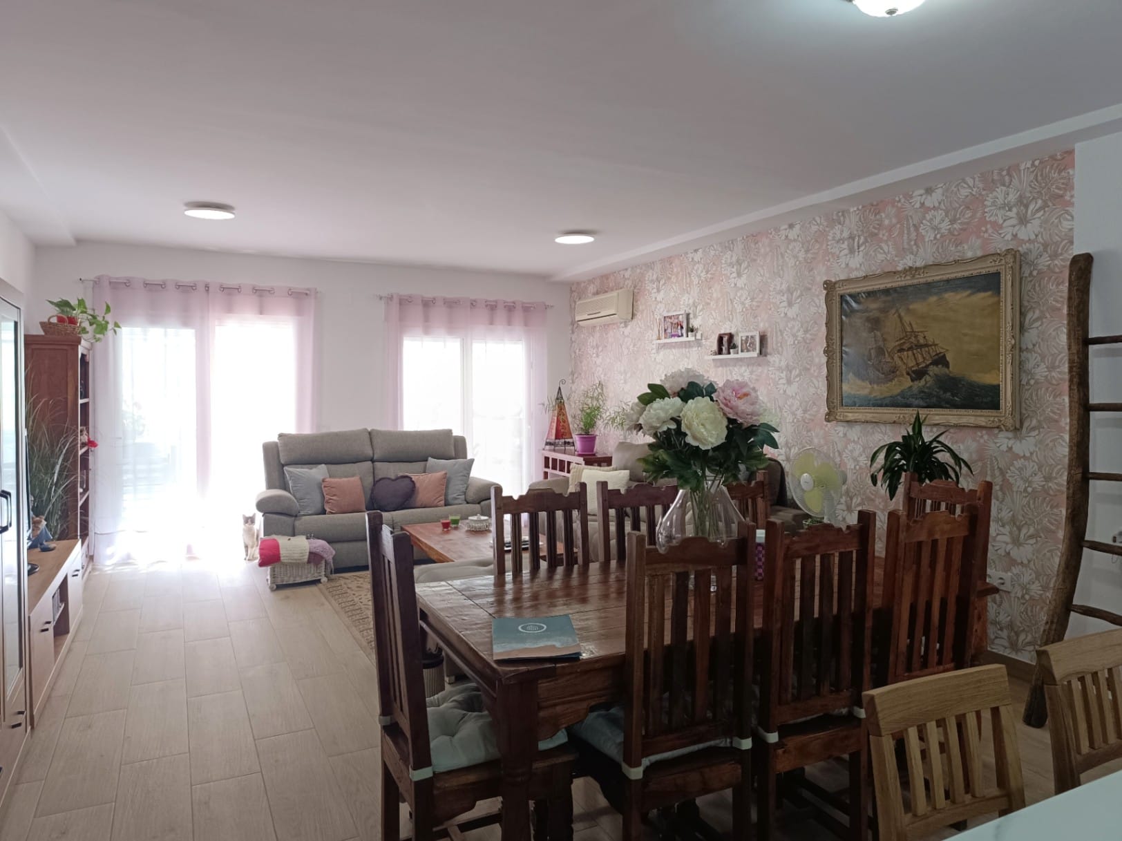 Amplio apartamento de 2 dormitorios y piscina en centro de Calpe