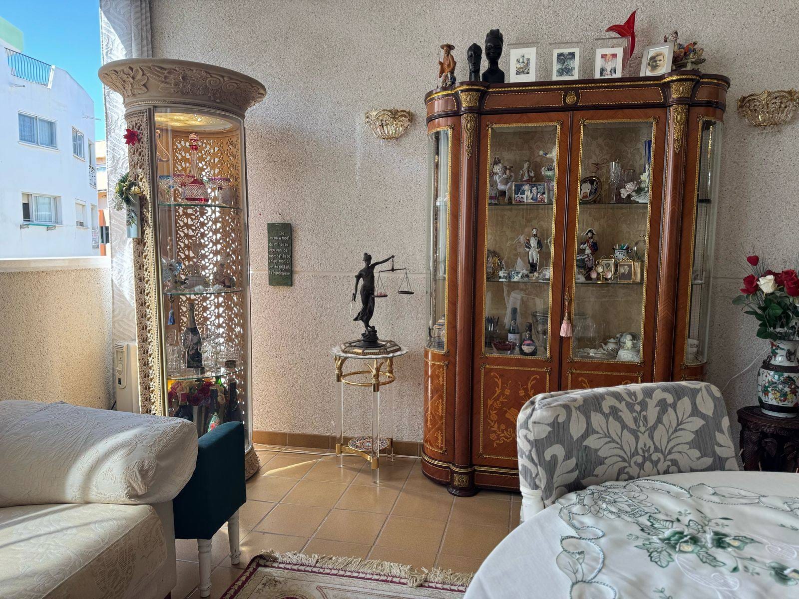 Apartamento en venta de 3 dormitorios y 2 baños, con piscina comunitaria.