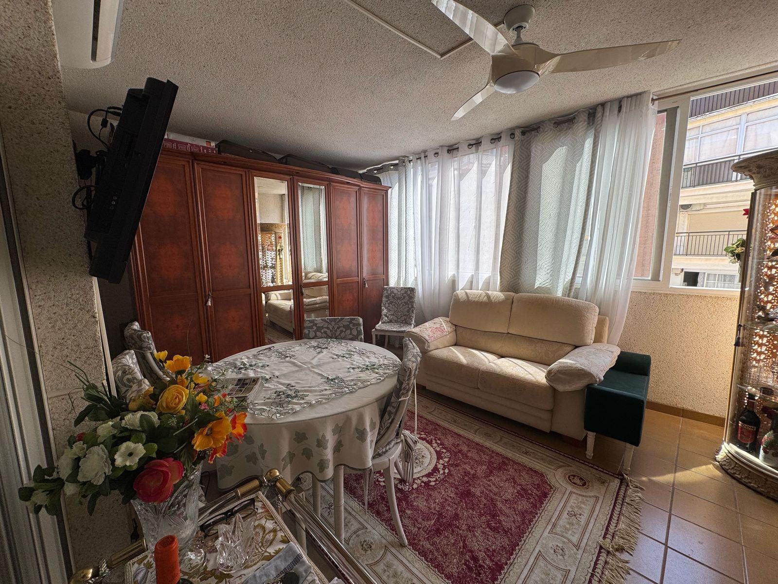 Apartamento en venta de 3 dormitorios y 2 baños, con piscina comunitaria.