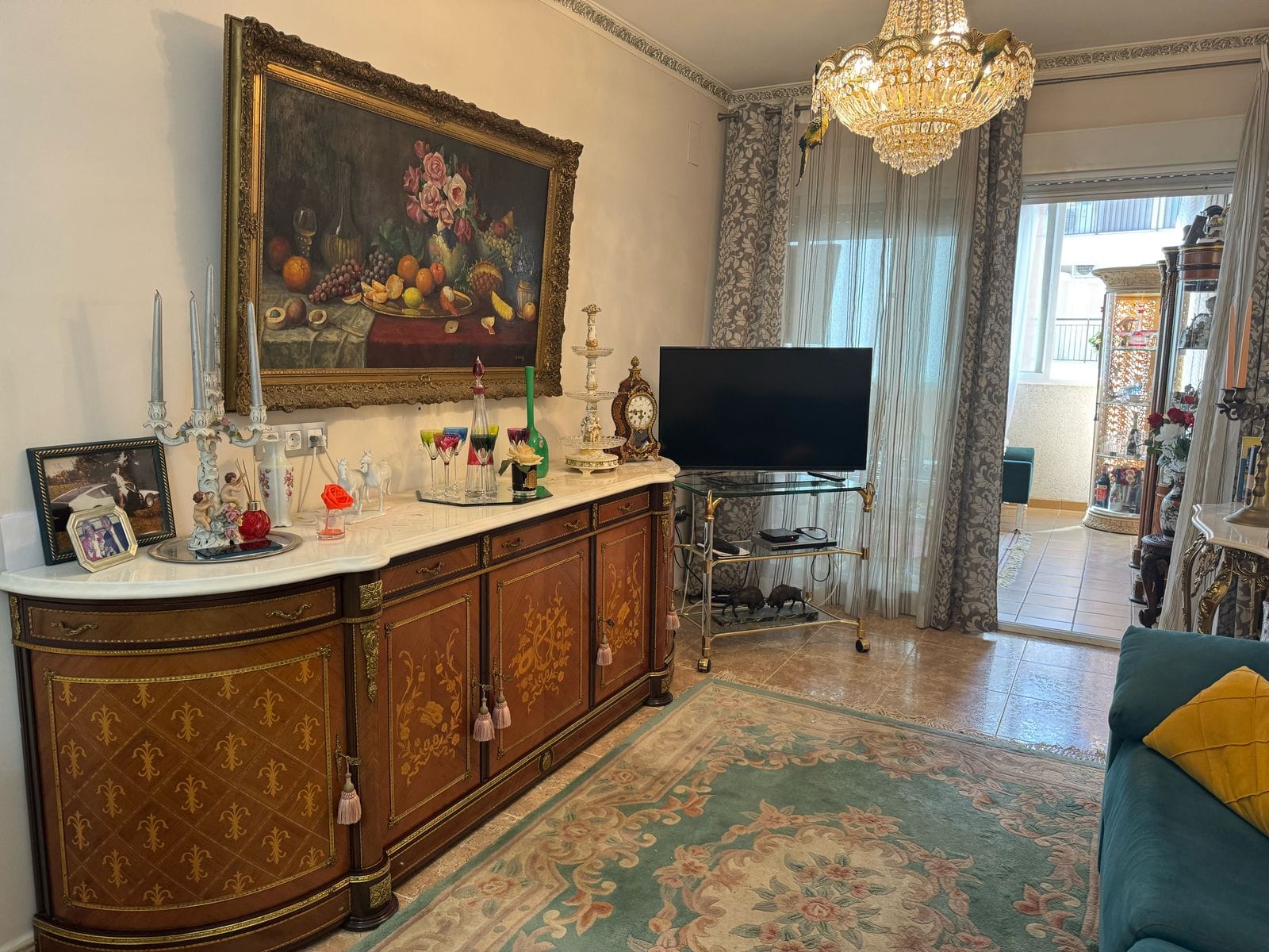 Apartamento en venta de 3 dormitorios y 2 baños, con piscina comunitaria.