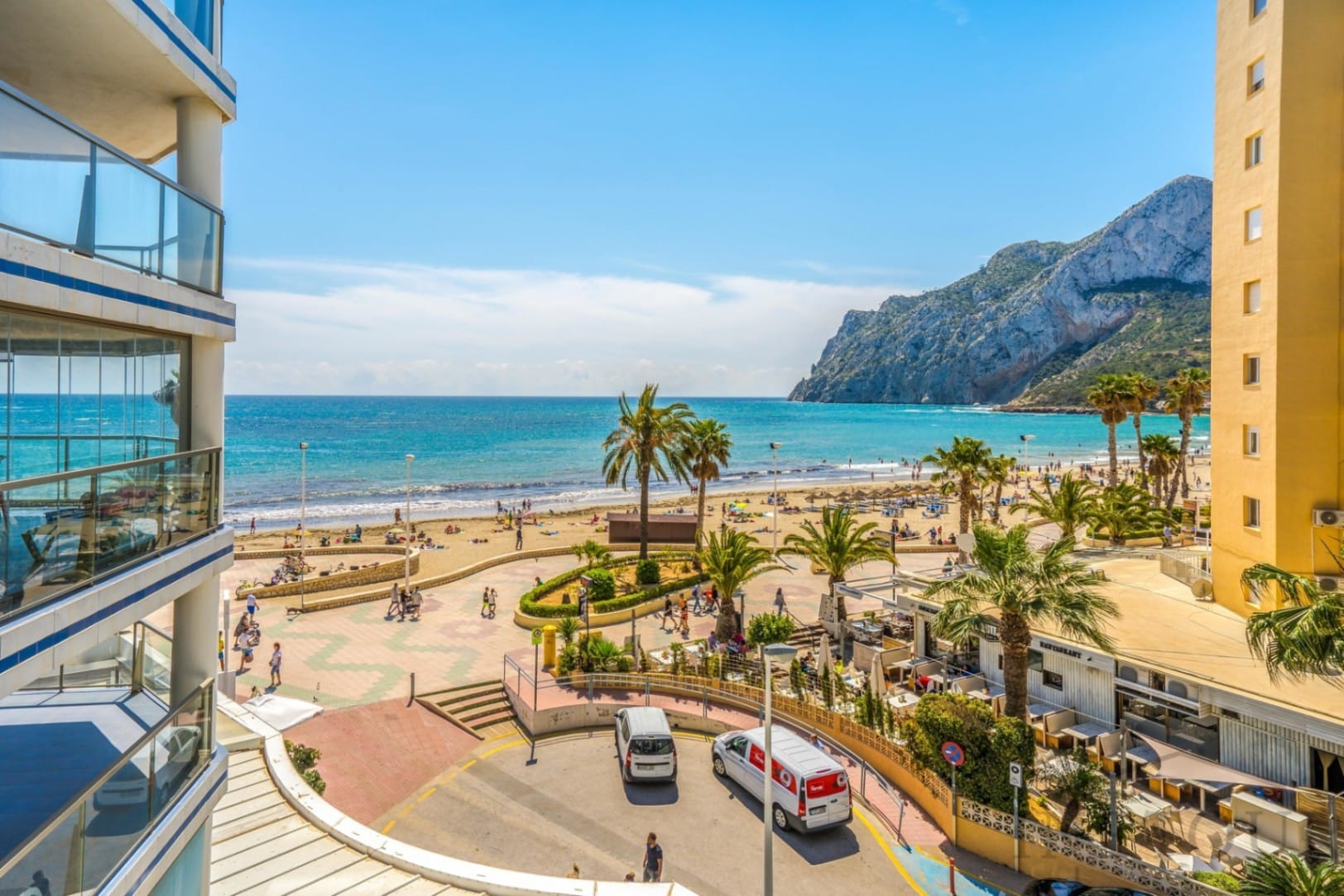 Apartamento en primera línea con 2 dormitorios y vistas al mar en Calpe