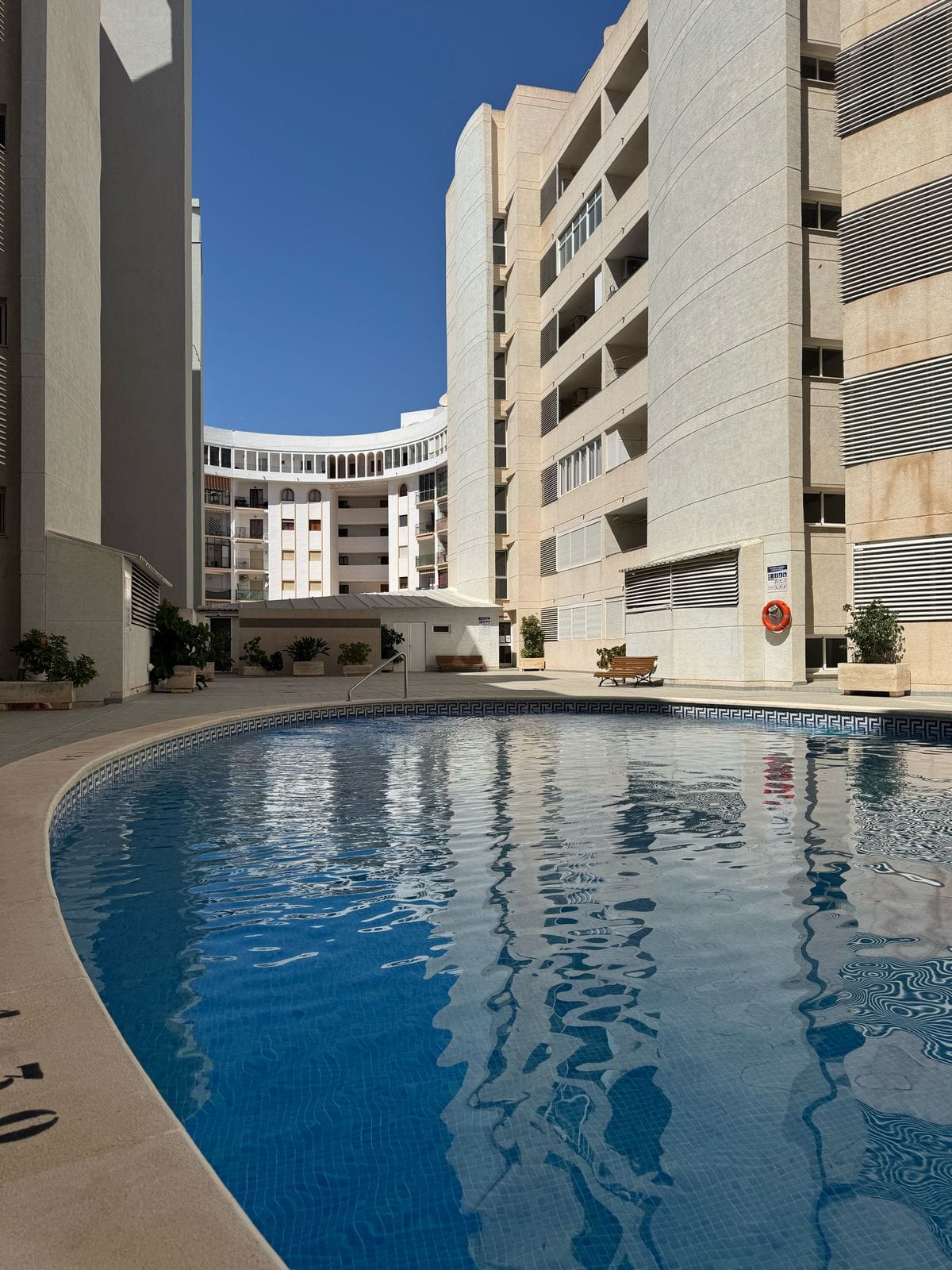 Apartamento en venta de 3 dormitorios y 2 baños, con piscina comunitaria.