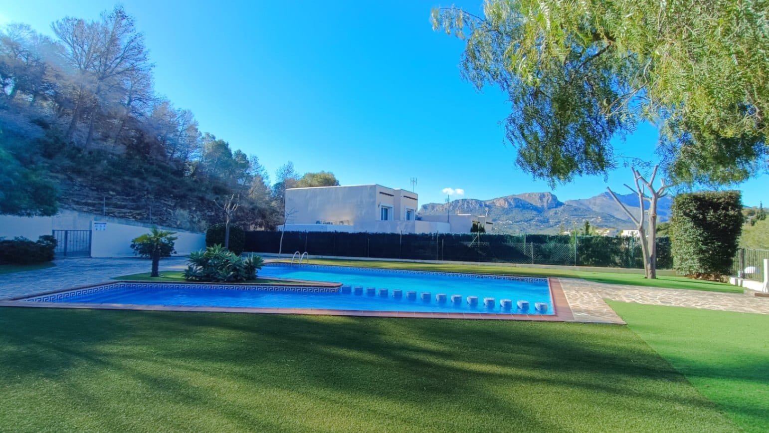 Adosado de 3 dormitorios con jardín, parking y piscina en Calpe