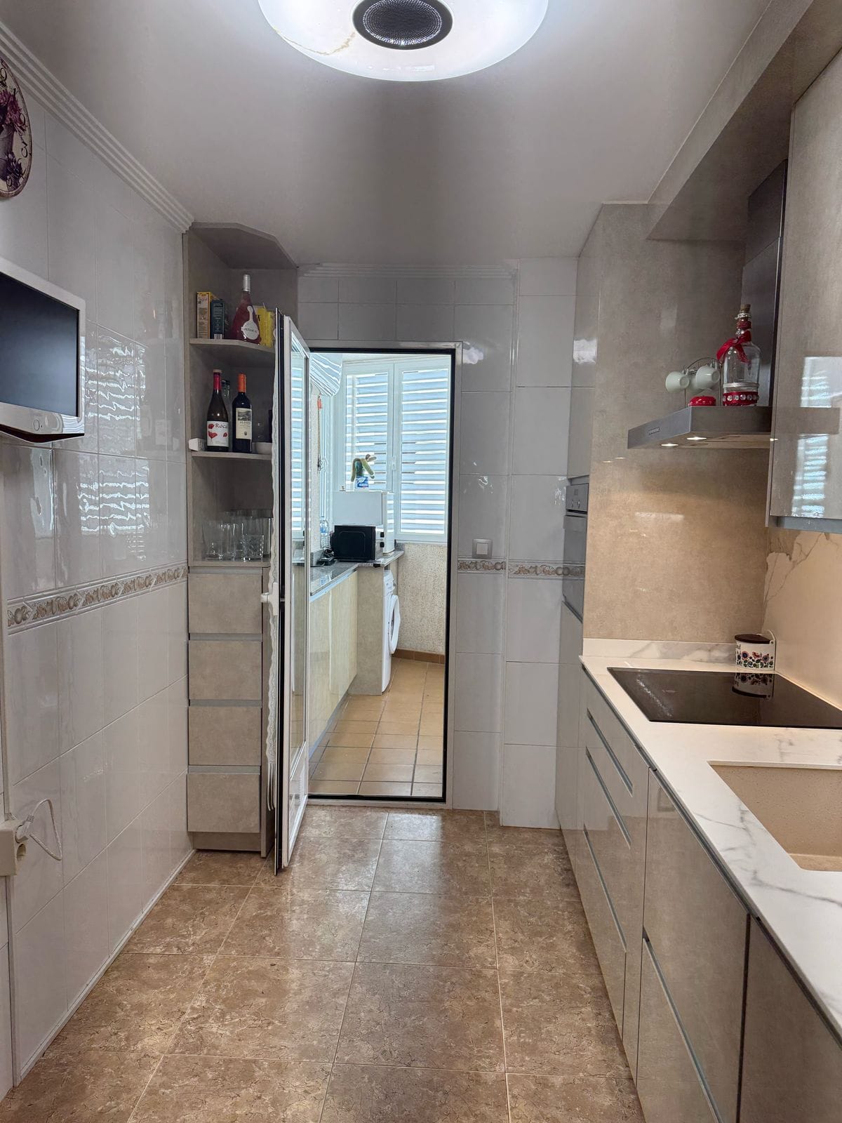 Apartamento en venta de 3 dormitorios y 2 baños, con piscina comunitaria.