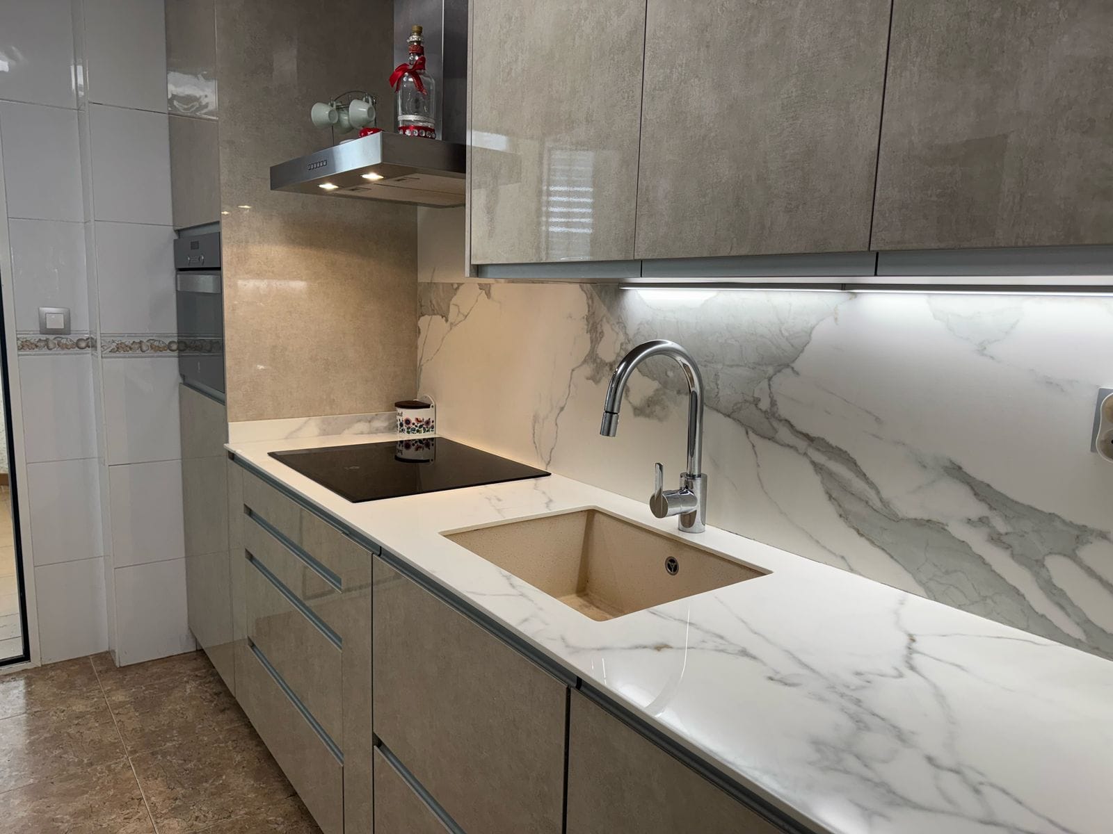 Apartamento en venta de 3 dormitorios y 2 baños, con piscina comunitaria.