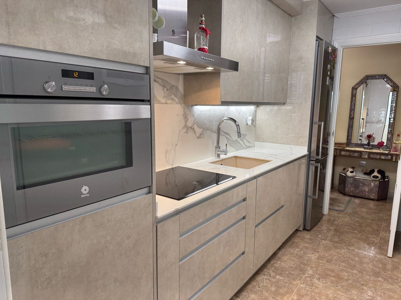 Apartamento en venta de 3 dormitorios y 2 baños, con piscina comunitaria.