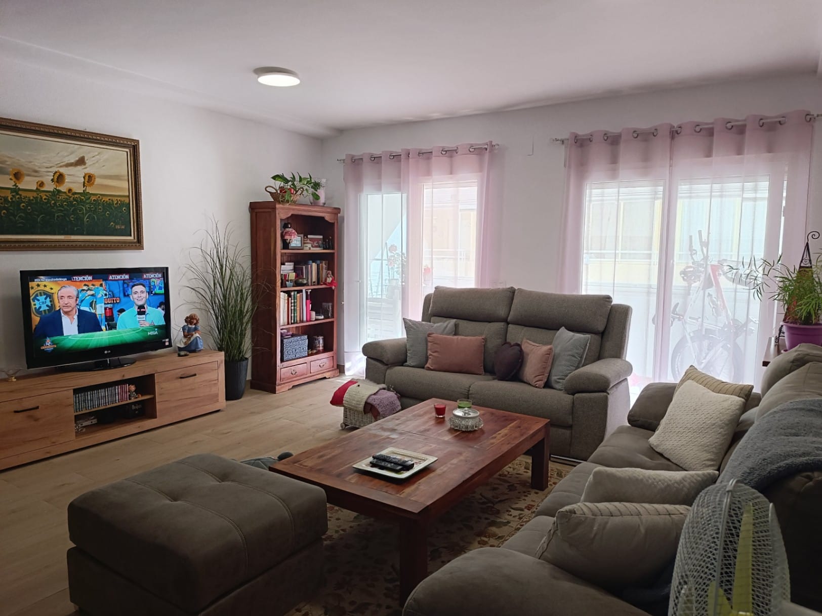 Amplio apartamento de 2 dormitorios y piscina en centro de Calpe