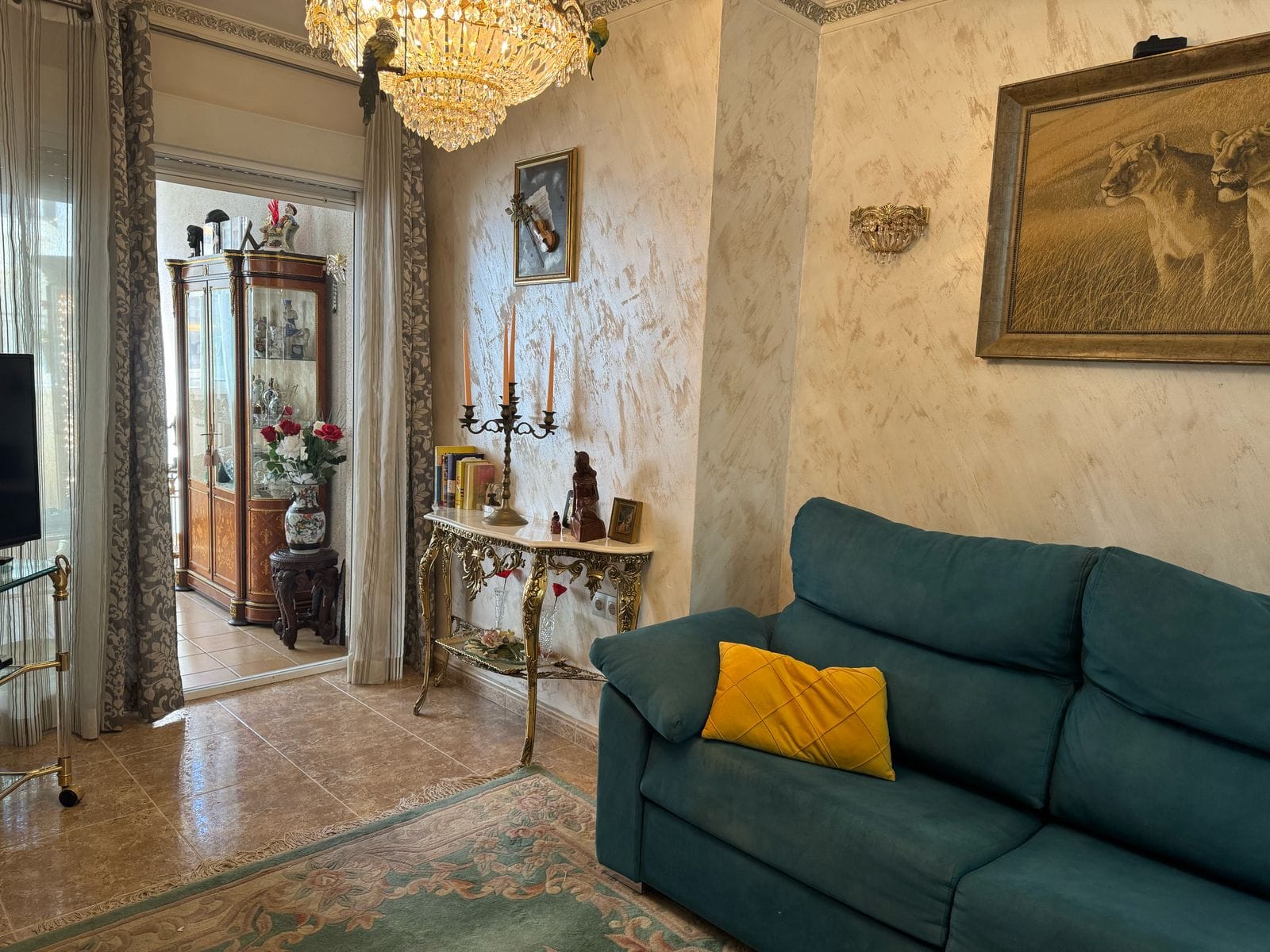 Apartamento en venta de 3 dormitorios y 2 baños, con piscina comunitaria.