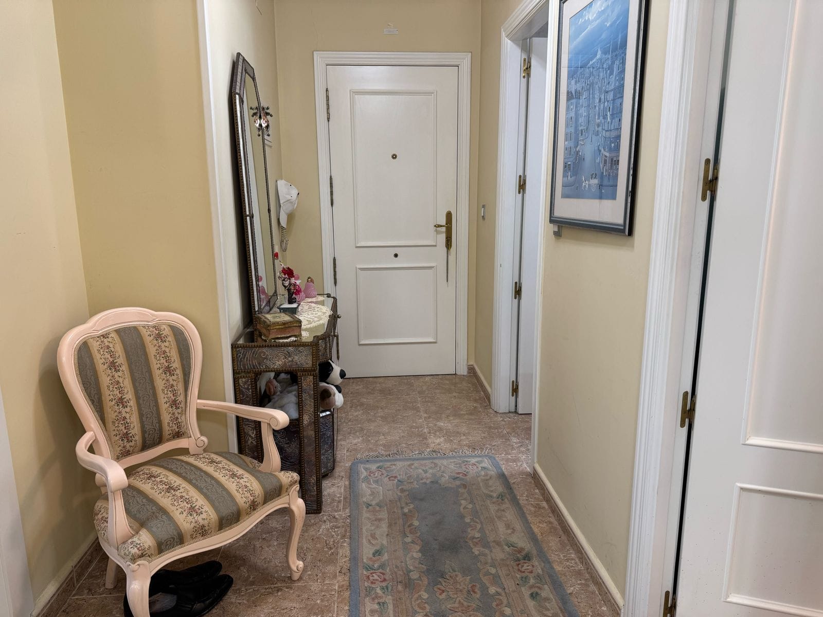 Apartamento en venta de 3 dormitorios y 2 baños, con piscina comunitaria.