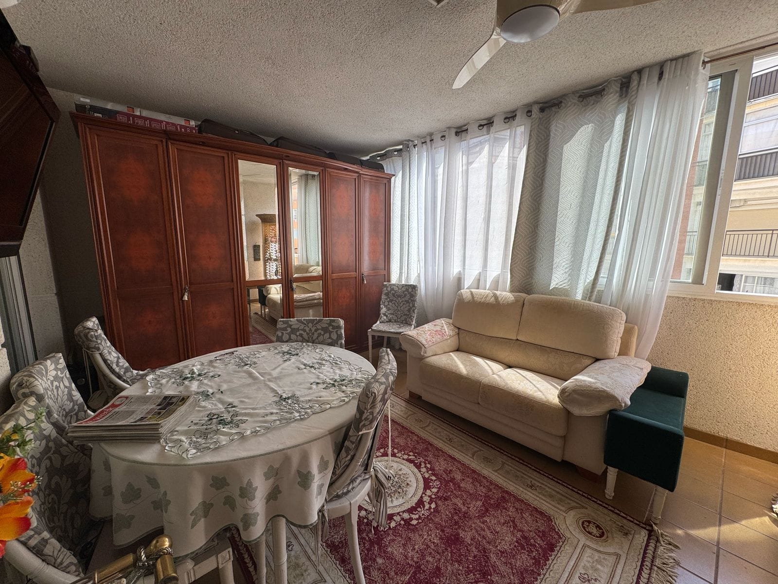 Apartamento en venta de 3 dormitorios y 2 baños, con piscina comunitaria.