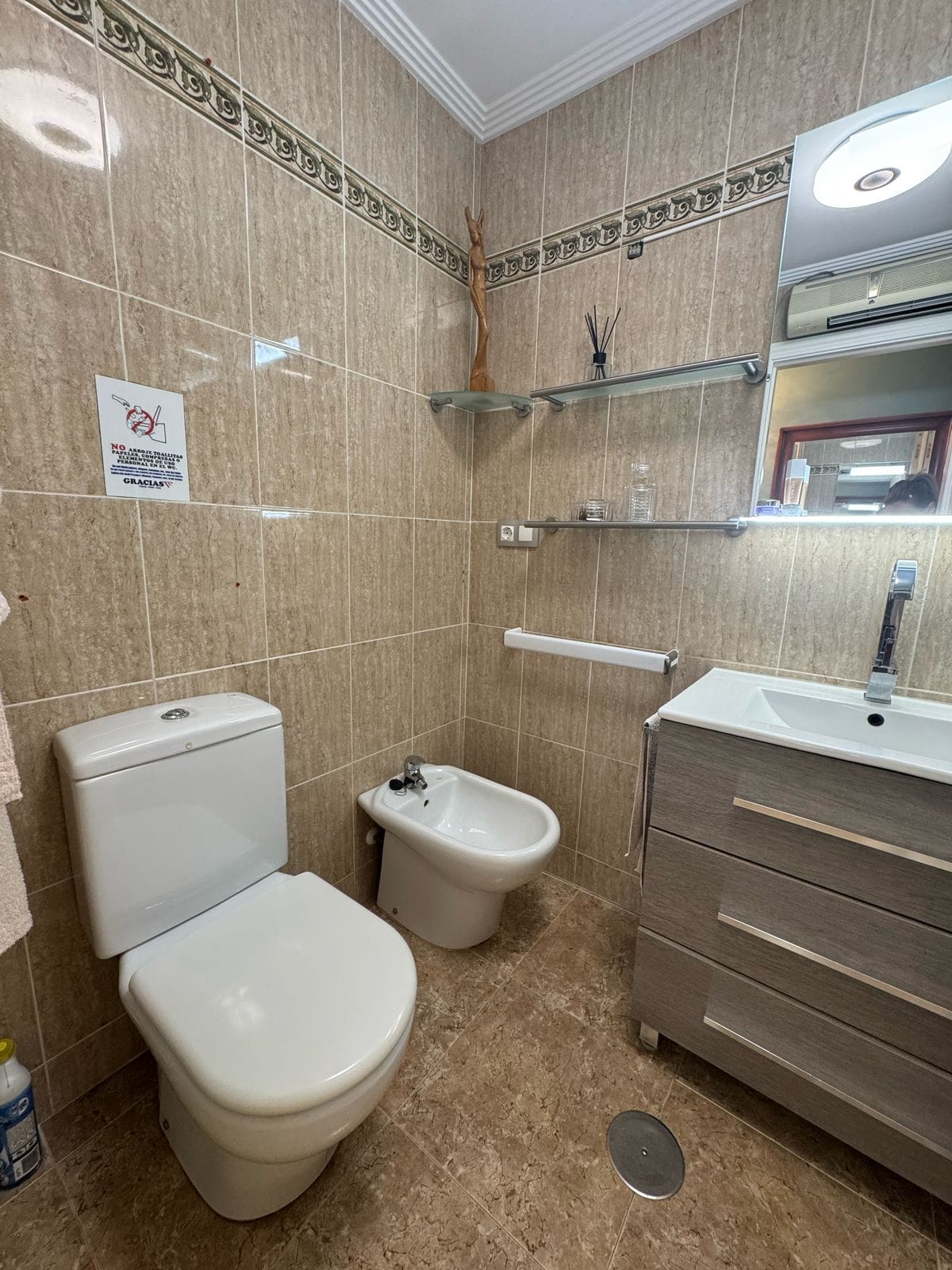 Apartamento en venta de 3 dormitorios y 2 baños, con piscina comunitaria.